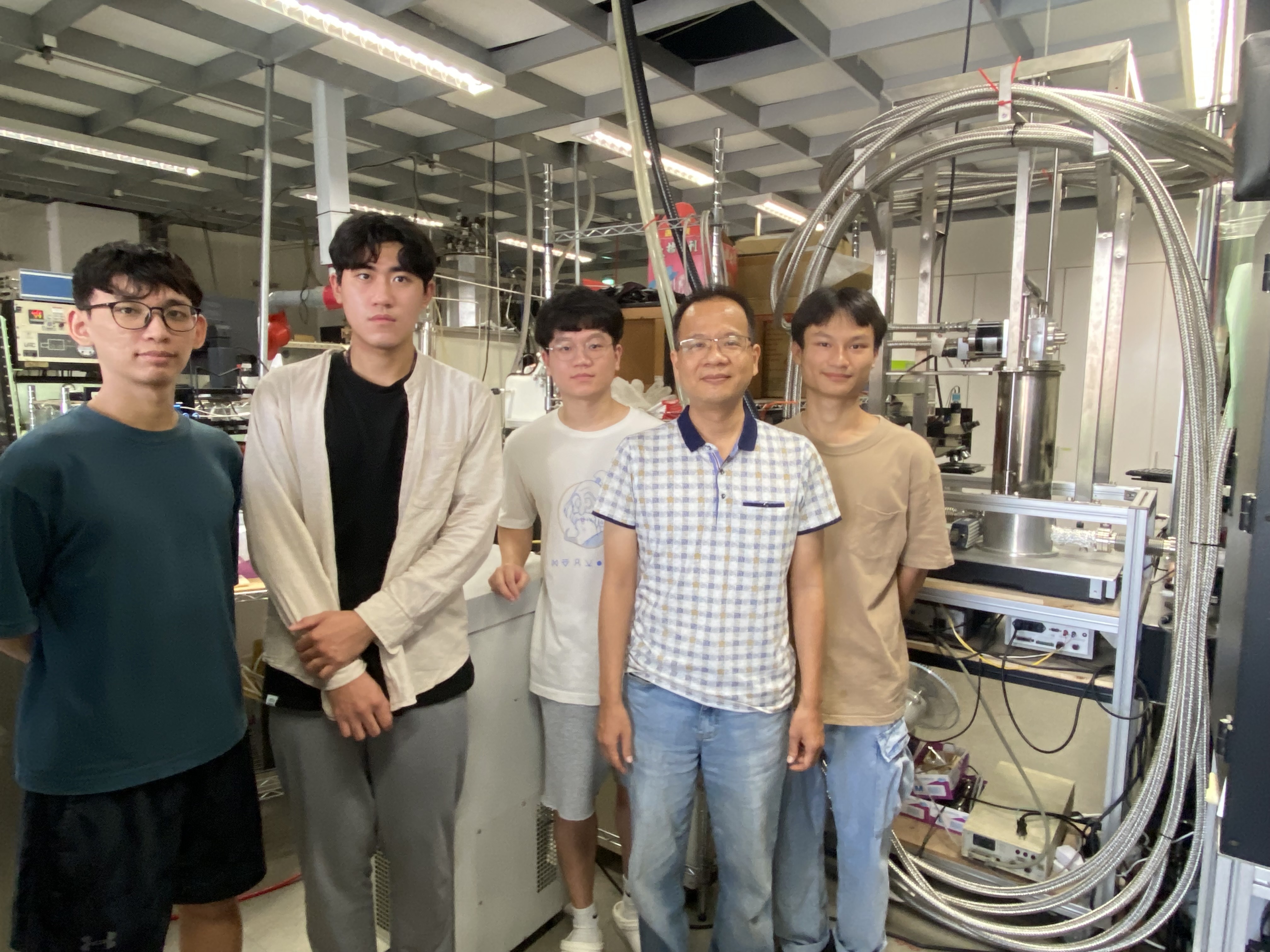 成大材料系助理教授徐邦昱(右二)團隊最新的研發,讓半導體突破奈米等級,朝更微小的埃米邁進,團隊成員由左至右為碩士生楊永平、何承泰、黃宇瀚及許子承
