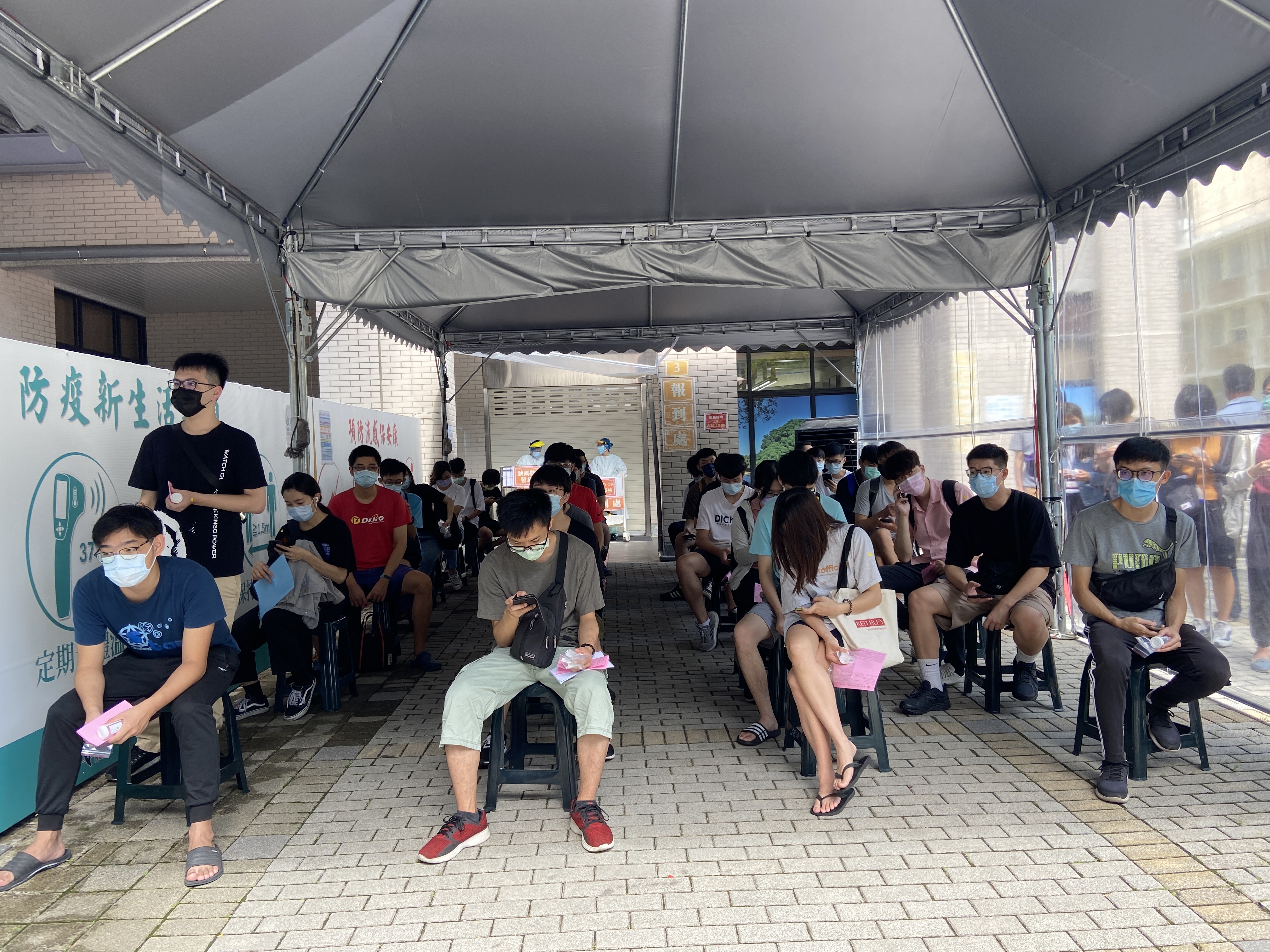 戶外設置座位等候區,防風防曬遮雨並保持社交距離,避免群聚