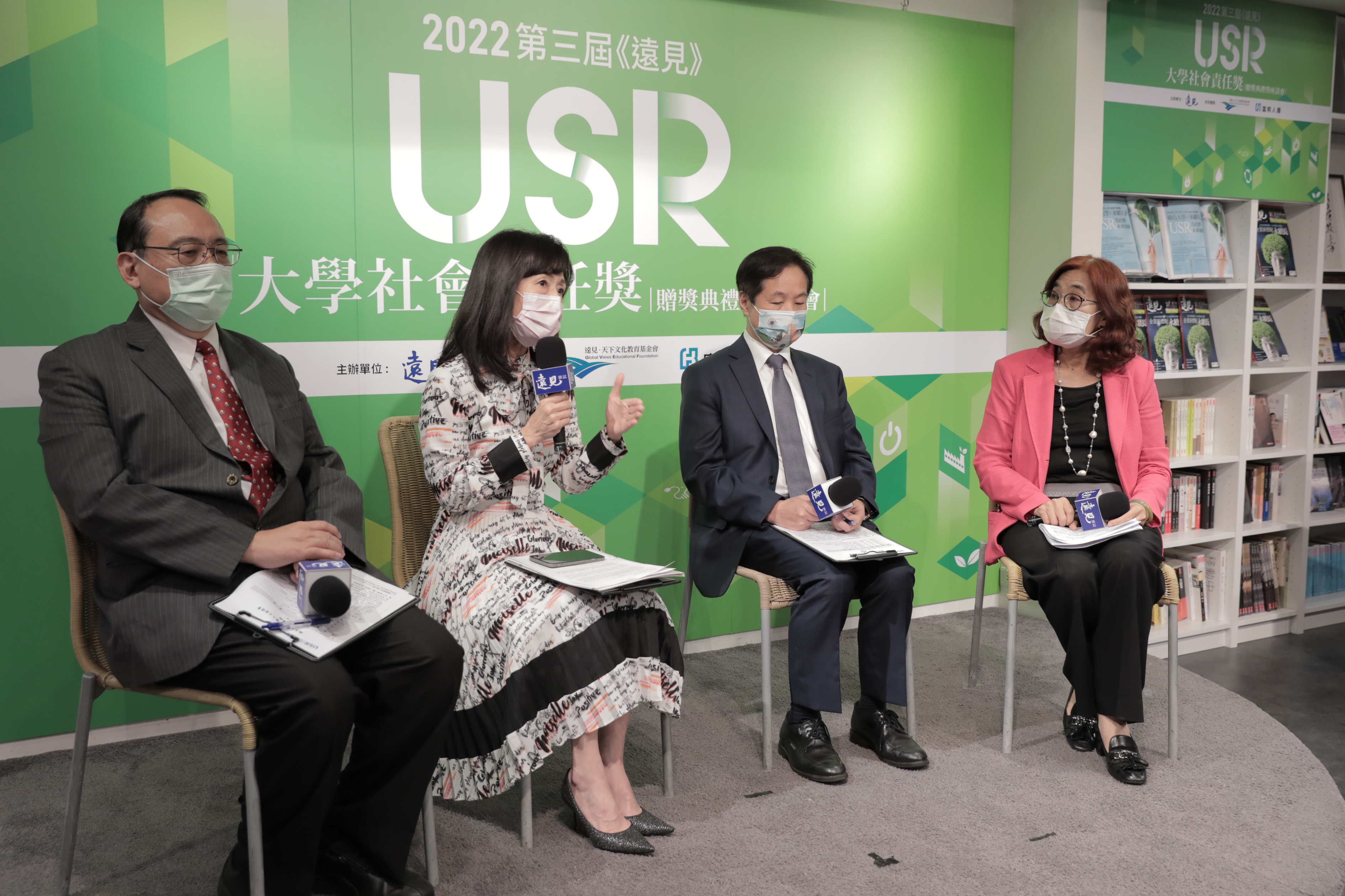 成大校長蘇慧貞(左 2)與其他校校長共同進行對談 成大校長蘇慧貞(左2)與其他校校長共同進行對談
