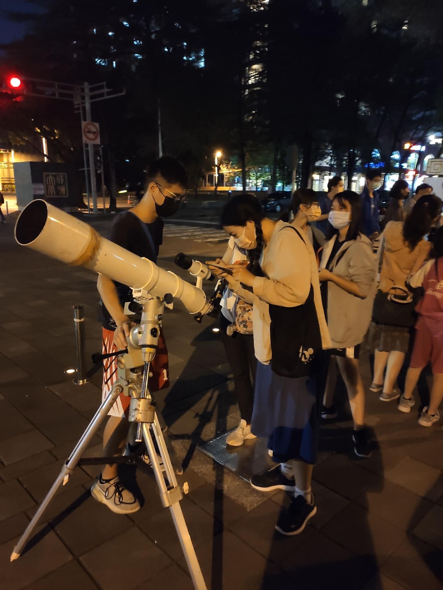 很多民眾是第一次「動手」體驗當天文學家的樂趣