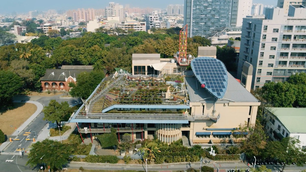 環境資訊中心2成大孫運璿綠建築研究大樓被外界譽為「綠色魔法學校」。圖片來源:台達電子文教基金會提供