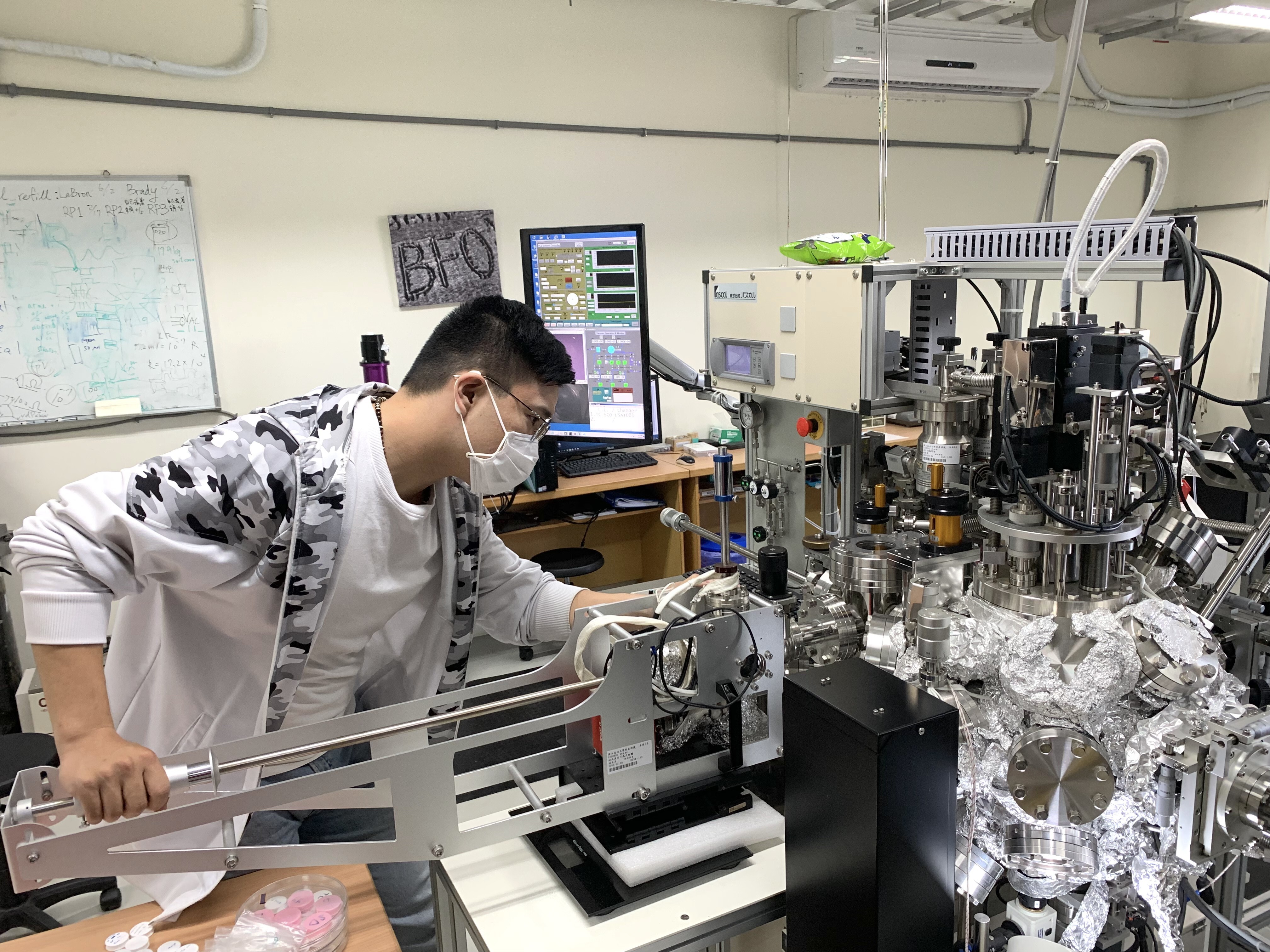 磊晶薄膜製造技術有助提升半導體元件效能,楊展其研究團隊藉由開發自懸浮薄膜,提出一個控制材料側向磊晶的有效方案 磊晶薄膜製造技術有助提升半導體元件效能,楊展其研究團隊藉由開發自懸浮薄膜,提出一個控制材料側向磊晶的有效方案