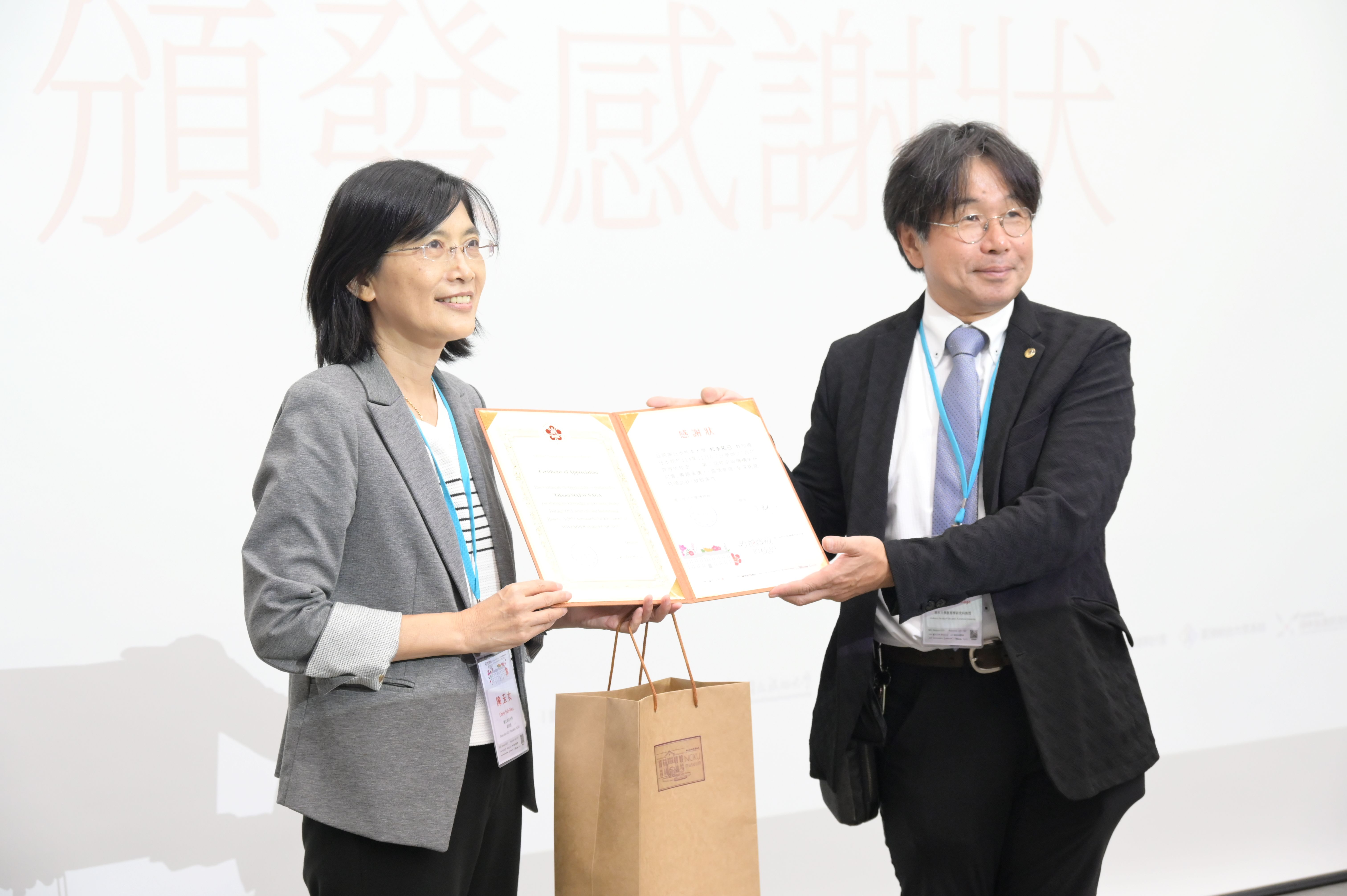 成大副校長陳玉女（左）期勉大家透過本次研討會交流，能夠觀察到更多元的視角，讓歷史能夠更完整的呈現。