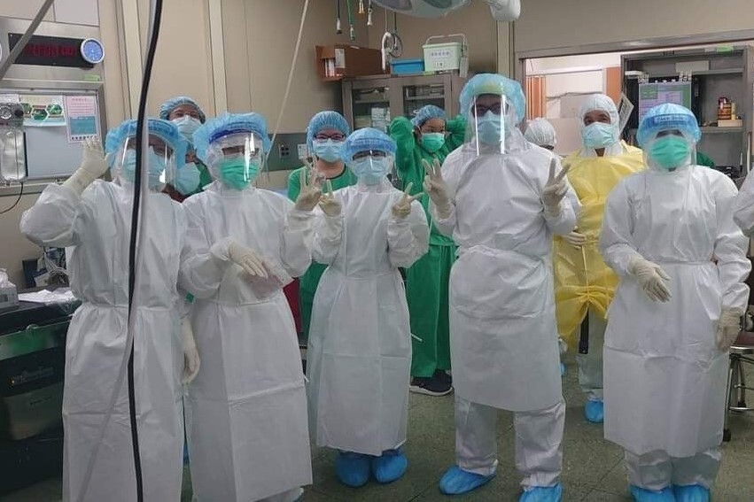 團隊從疫情開始就制定了相關應變流程,並與兒科團隊多次演練各種不同情境的生產方式與突發狀況