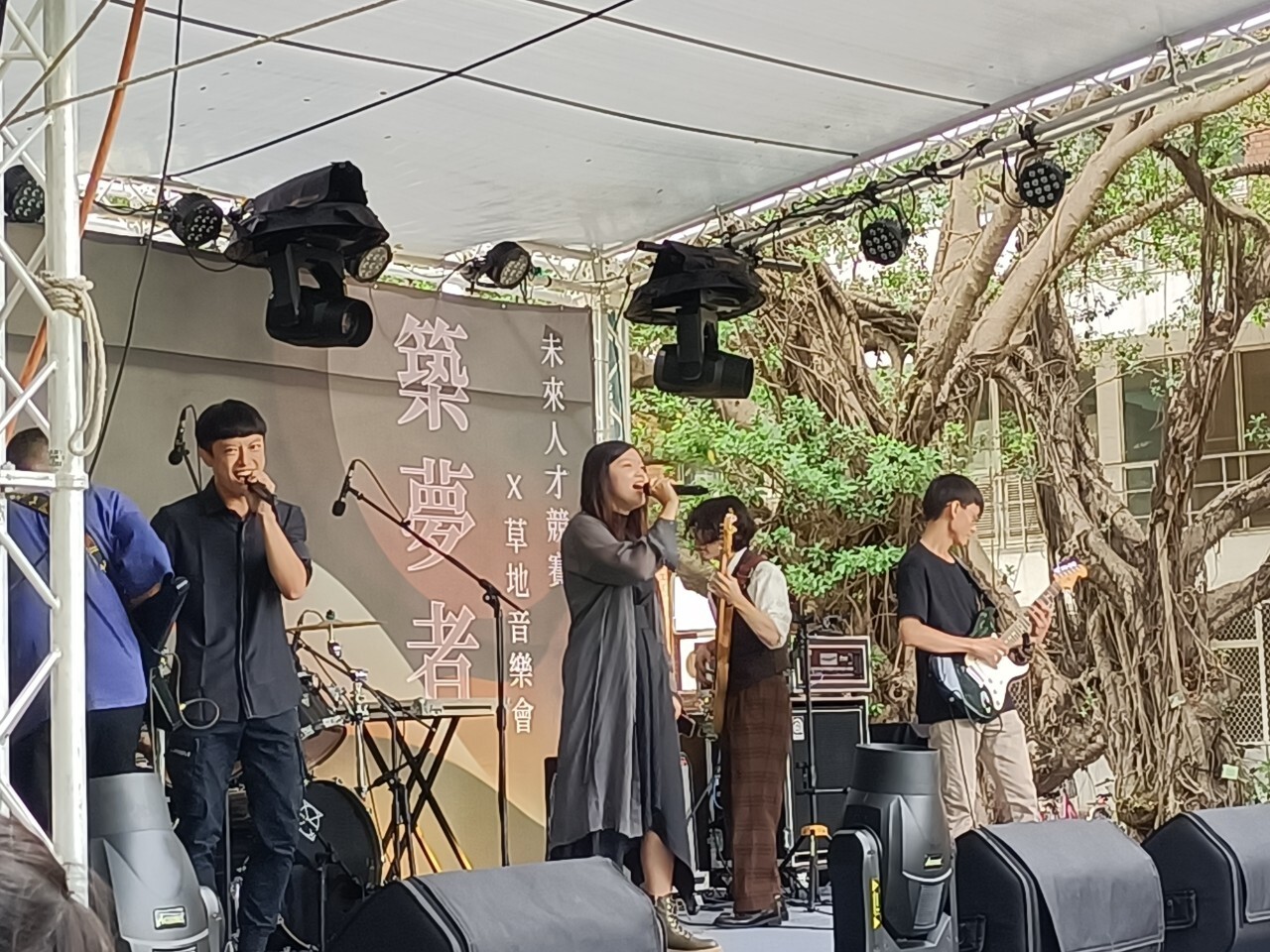 樂團「糖糖水水」為大家帶來充滿爆發力的歌唱演出。