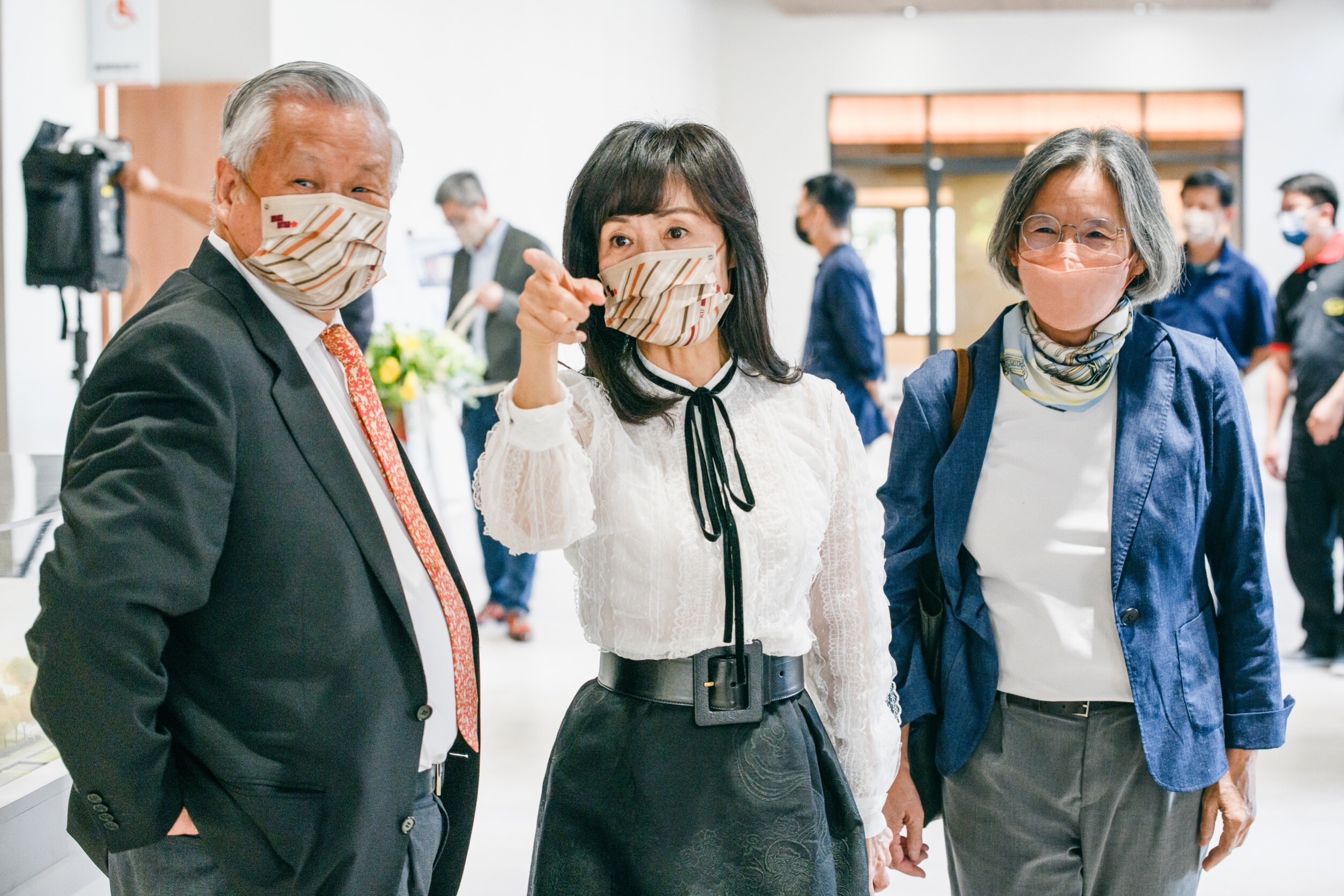 旺宏電子吳敏求董事長(左)堅持「成功創新中心─旺宏館」一定要朝向創新跨域設計,向蘇慧貞校長(中)提出成大有史以來最大金額捐贈案,右為設計師張清華建築師