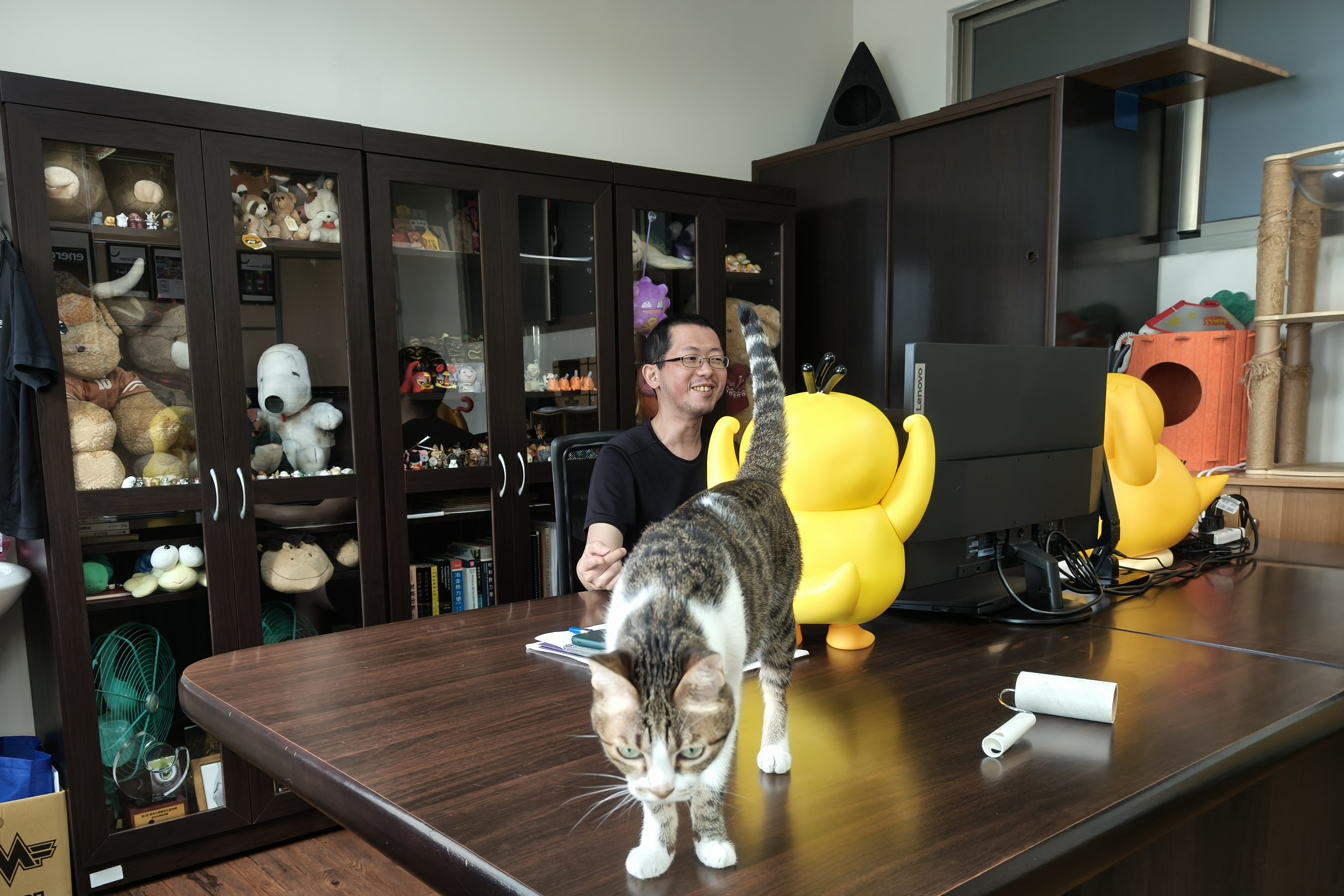 鍾昇恆老師研究室裡的大型玩偶保存許多難忘的師生回憶；再加上兩隻慵懶優雅的貓咪與之相伴，顯現出老師頗具童趣與親和力的另一面