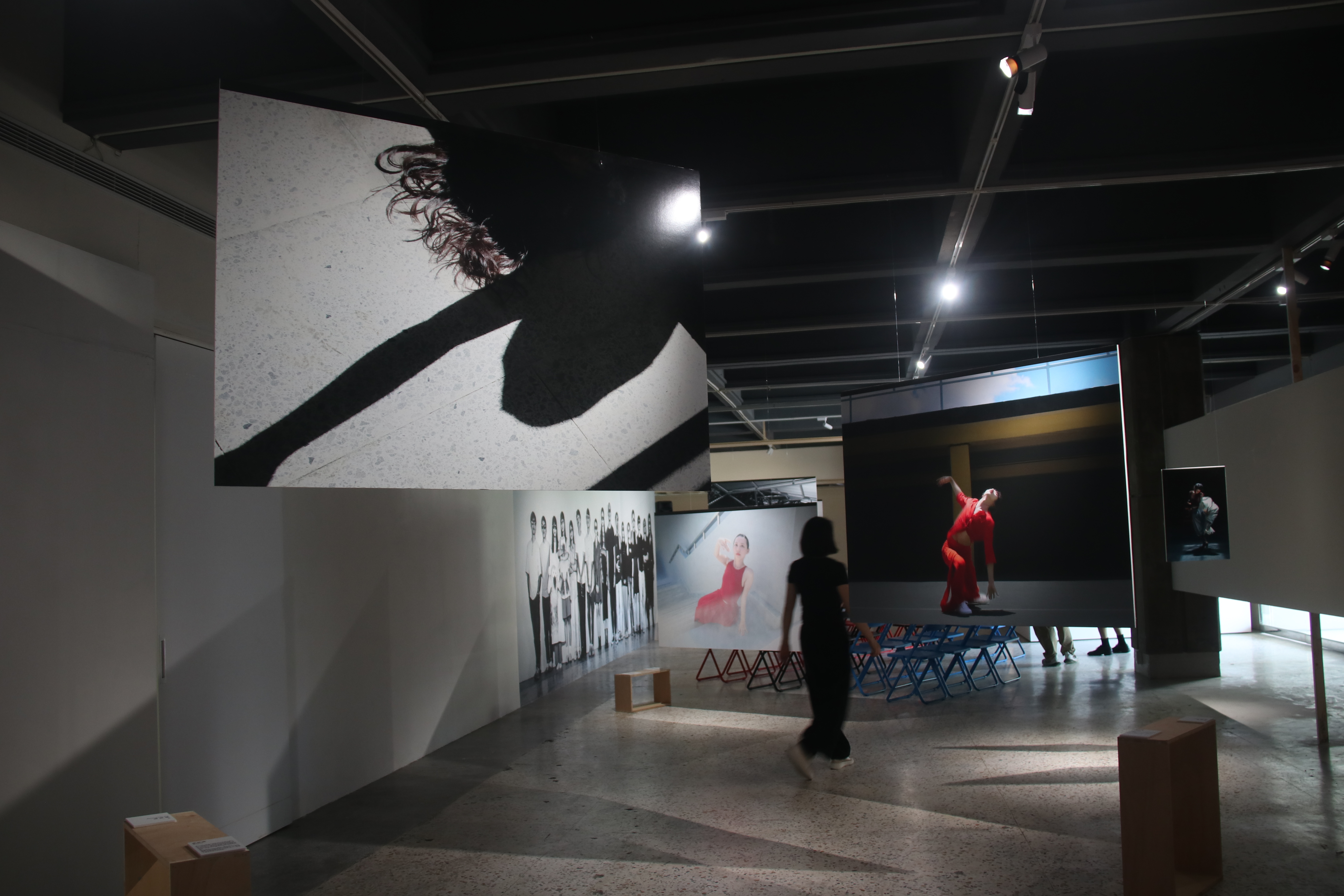 展出的攝影作品自然佈置在展間,希望能帶給觀眾更寬闊的觀展體驗