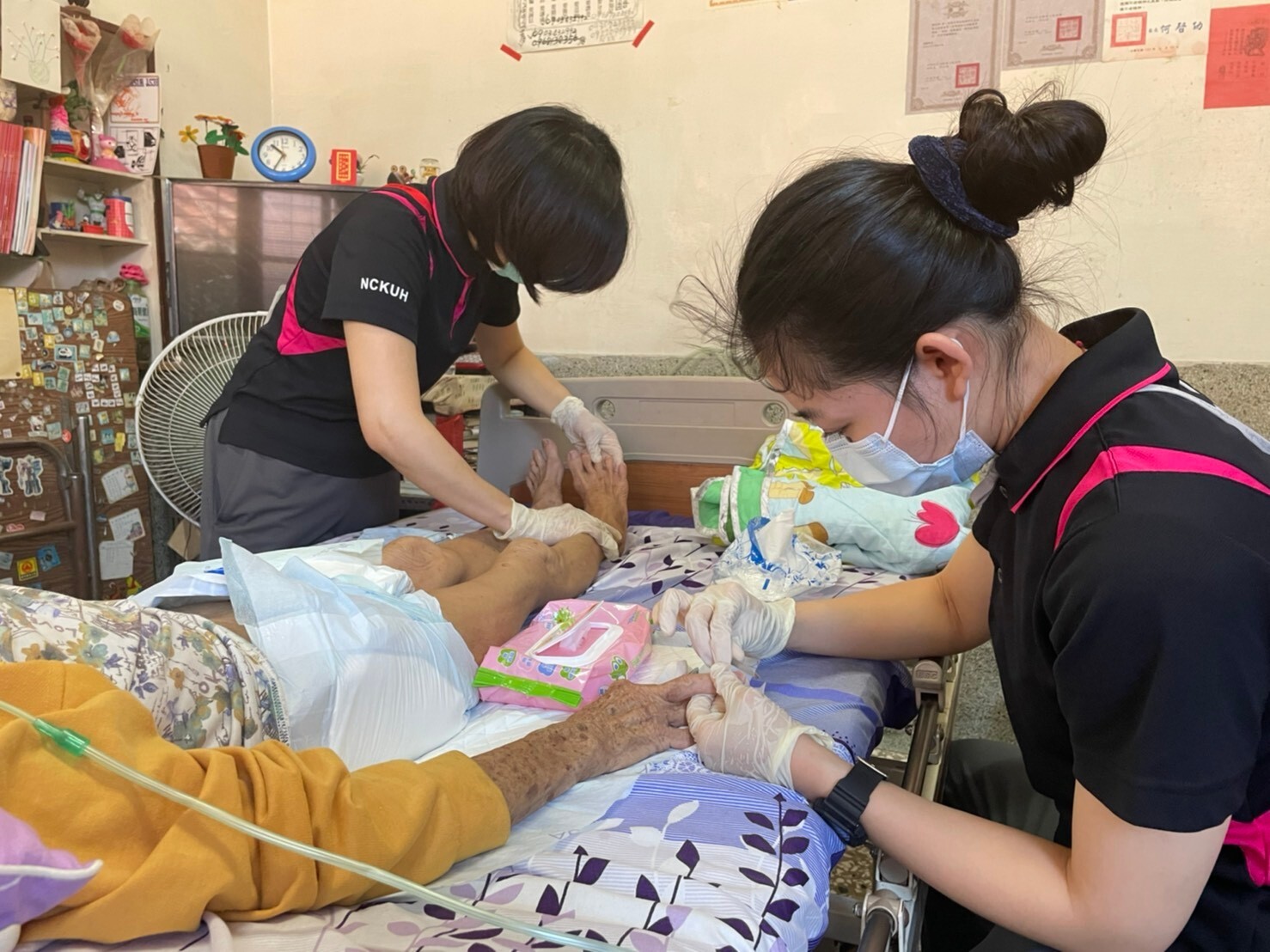 成大「宅善終~愛守護-優質的五全安寧居家照護」奪下「福祉共生」首獎,團隊強調當病人治癒率低,生命開始倒數計時,不只「cure」(治療),更要「care」(照顧)