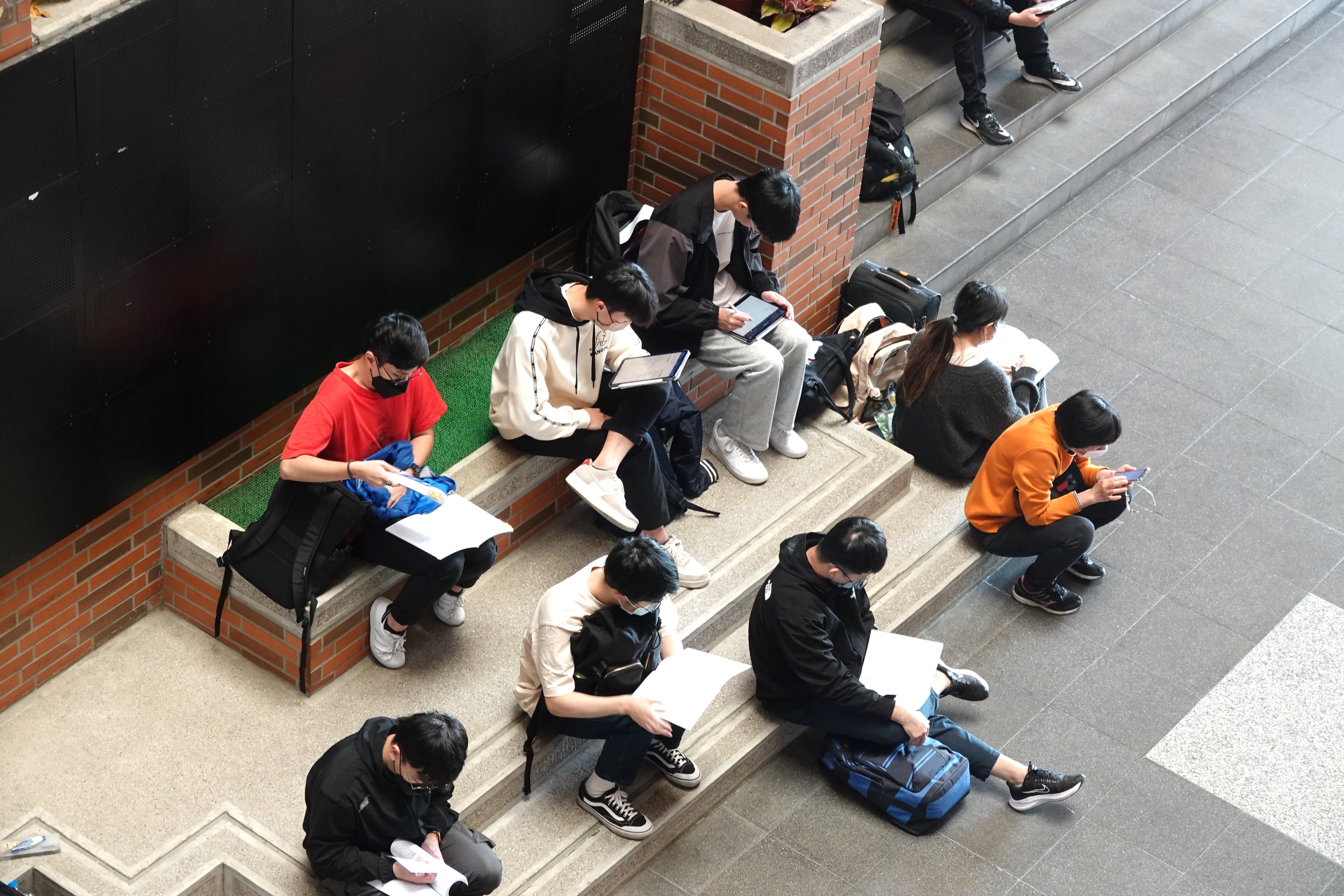 成大碩士班招生考試今(2025)年首度開放系所可以不採用筆試方式進行,讓考生有更多元的選擇,也展現招生的彈性與包容性,鼓勵更多元背景的考生參與