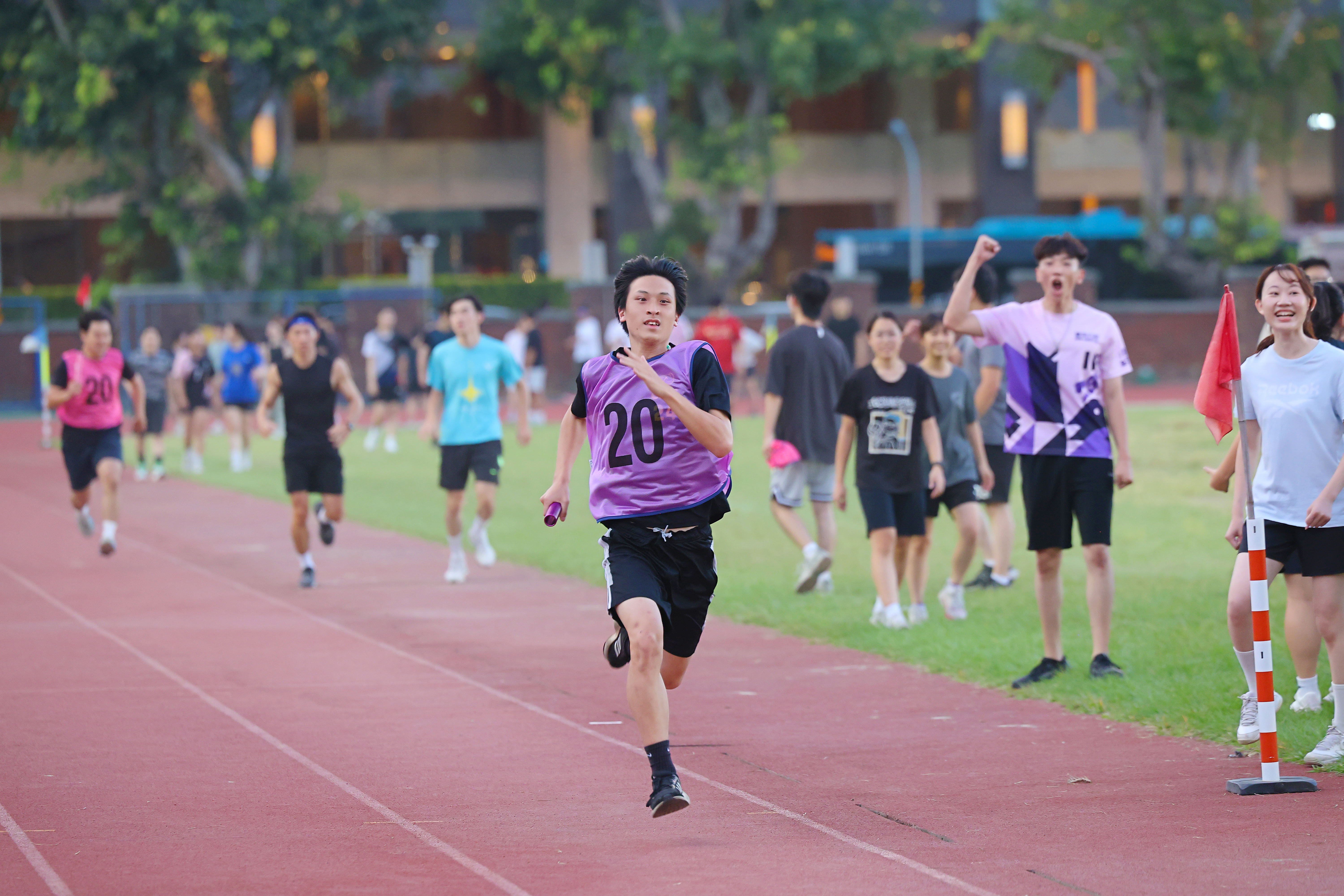 每一位跑者在傳接棒間拚盡全力、堅持到終點