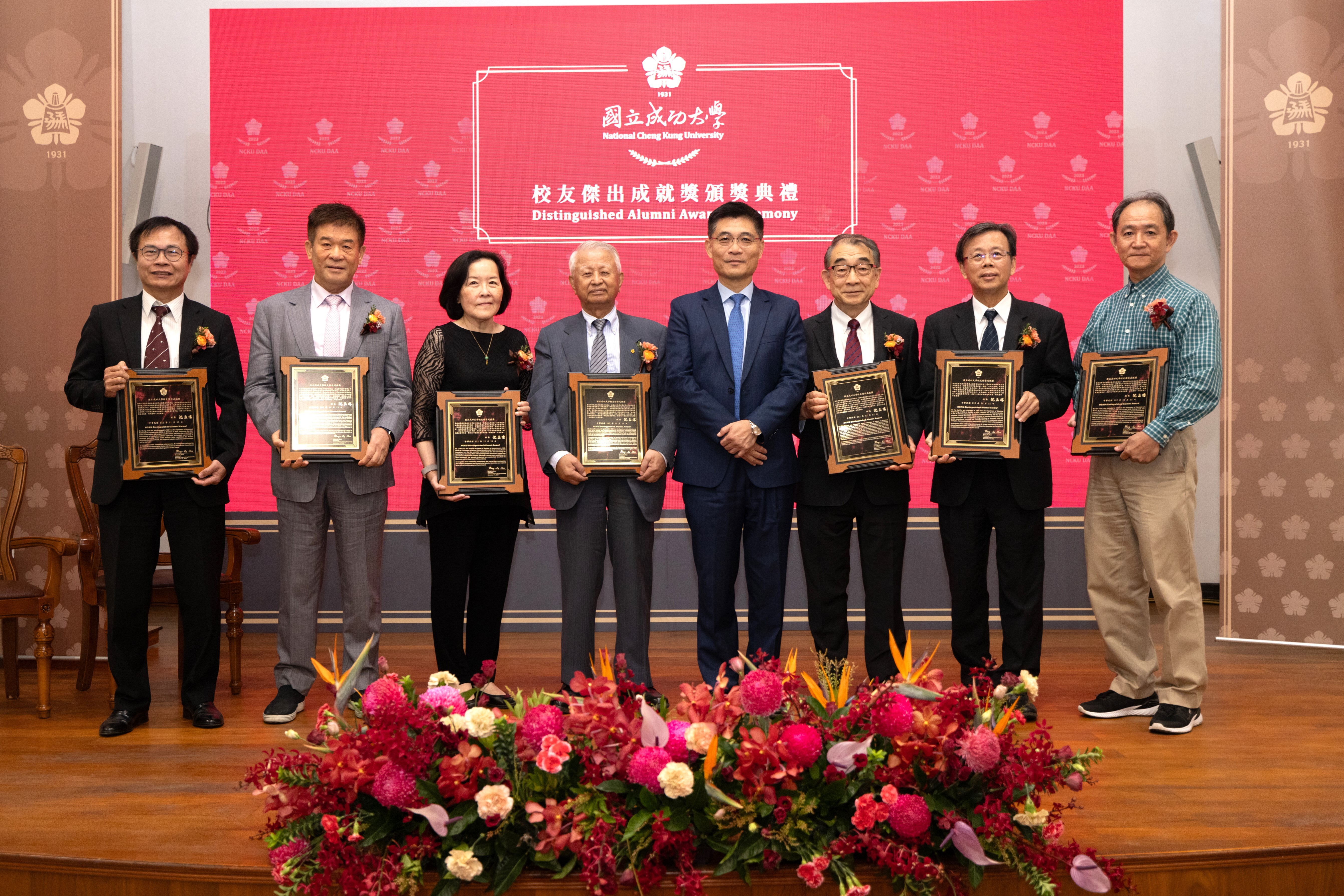 成大校長沈孟儒與112年7位傑出校友合影。 左起成大冶金及材料工程學學系 71 級、礦冶及材料科學研究所碩士73級、博士 76 級鄭敦仁、電機工程學系65 級束崇萬、成大會計學系 69 級李琍珉、建築學系45級校友黃南淵、機械工程學學系 65 級石怡平、電機工程學系 74 級胡書賓、周俊宏(代領化學系 71 級簡銘達)