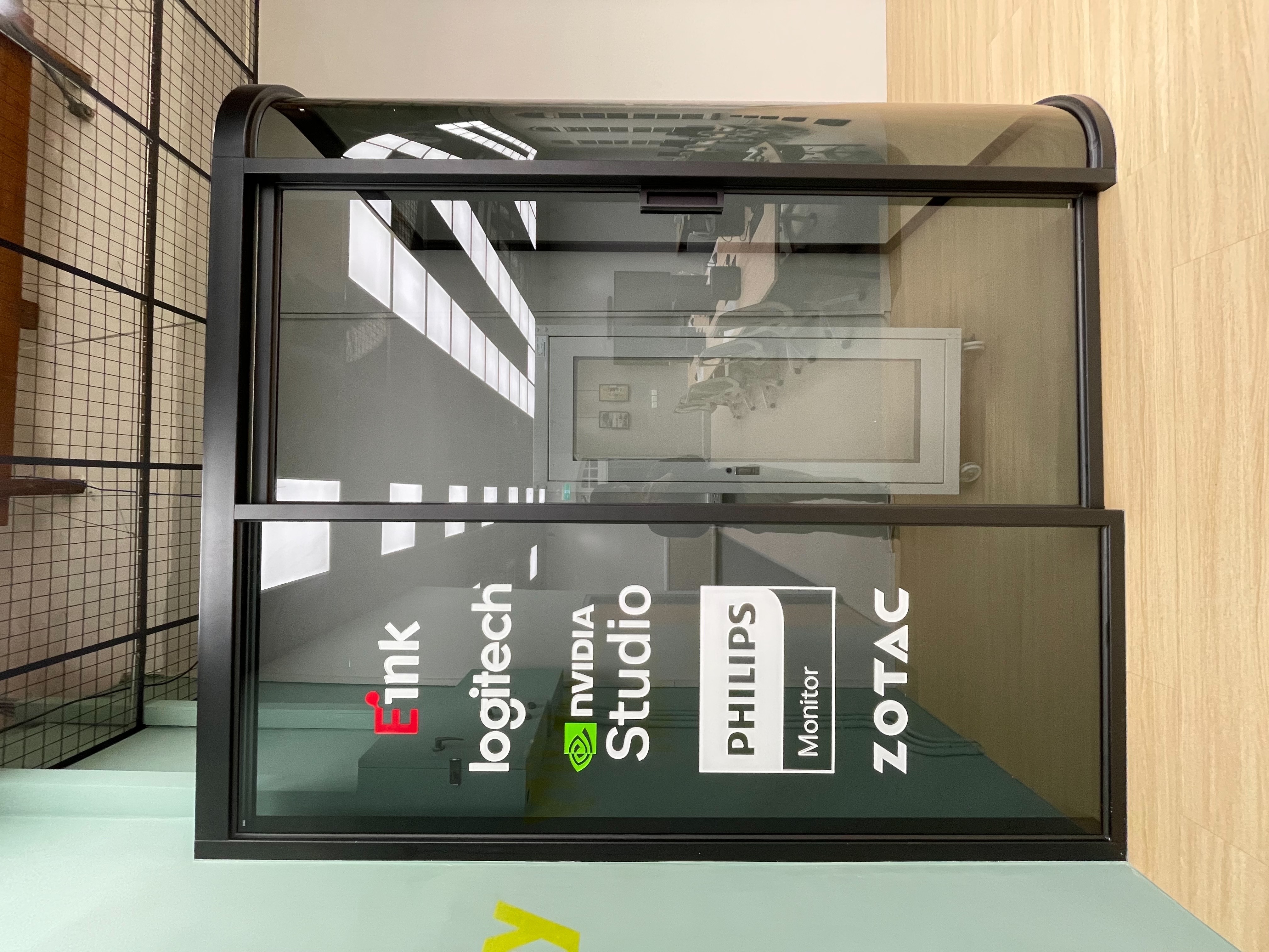 圖4 成大攜手NVIDIA、Logitech、ZOTAC、 Philips Monitors及元太科技打造「NVIDIA Studio X 永續.創新.智慧教室」。