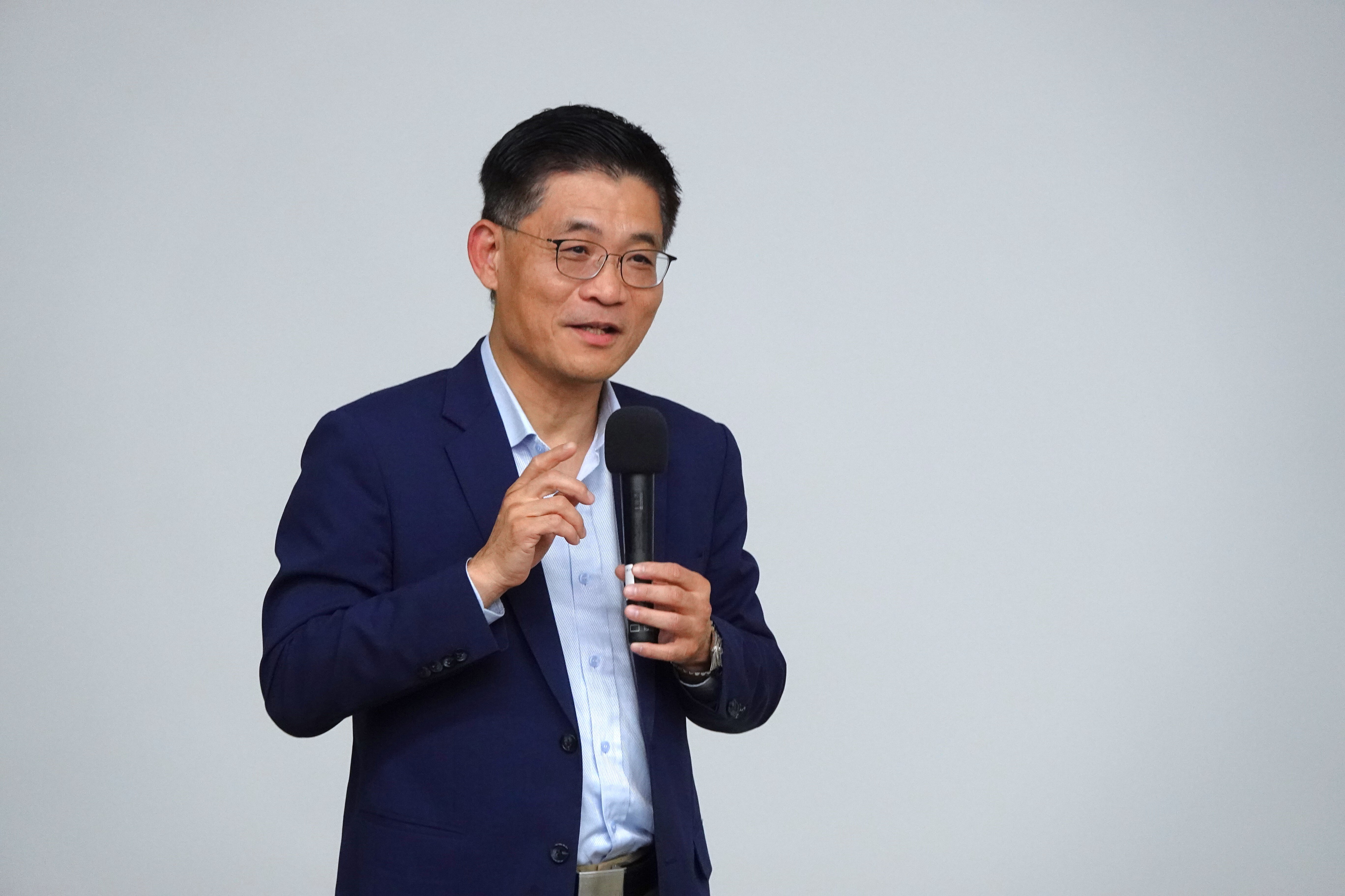 成大校長沈孟儒於演講開始前分享兩段與有關李遠哲院士相關的回憶,也期待與校內師生共同關注全球暖化重要議題