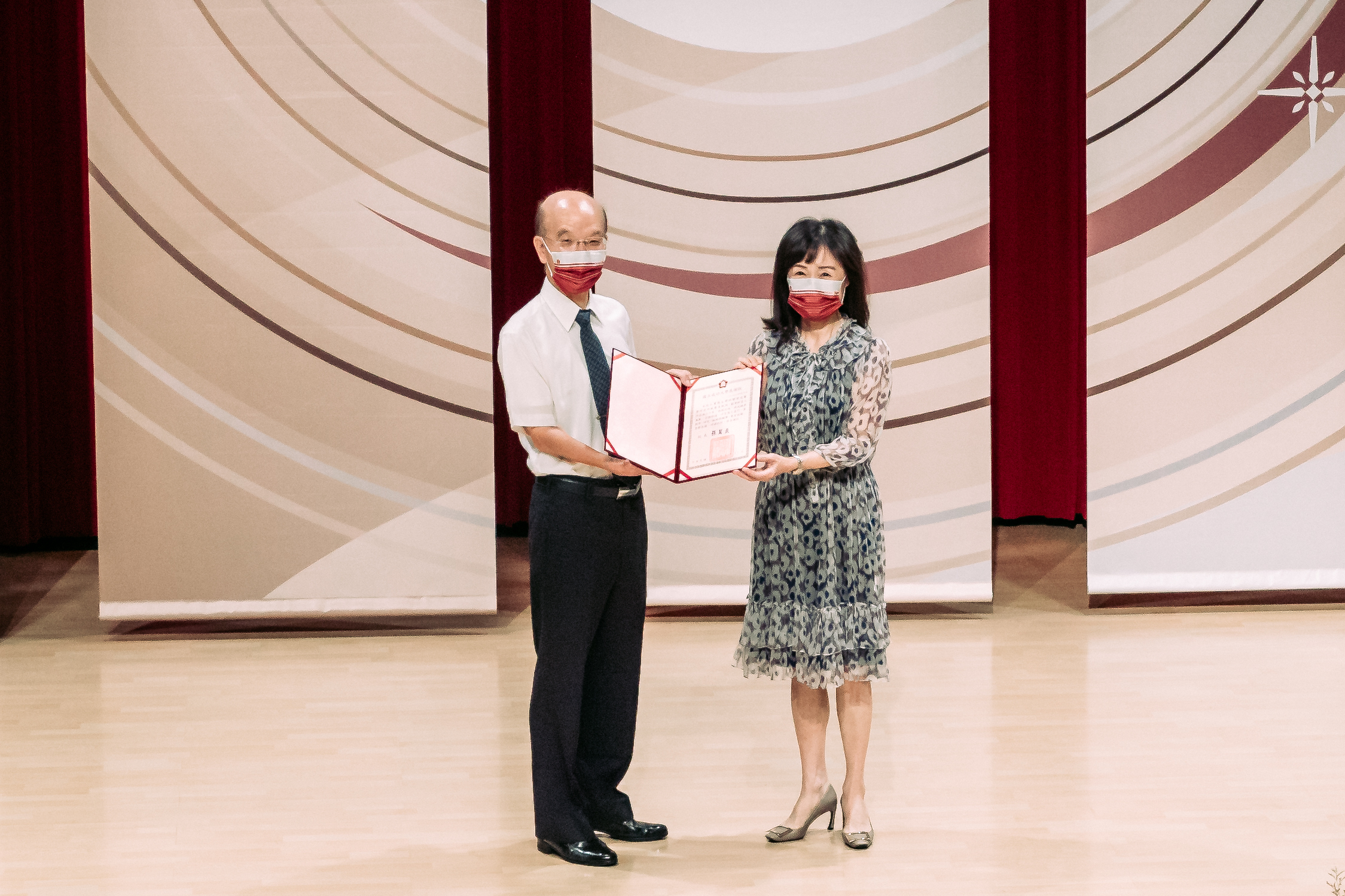 1蘇慧貞校長今年同時也是服務屆滿30年資深優良教師，前成大校長高強特別親自頒獎道賀