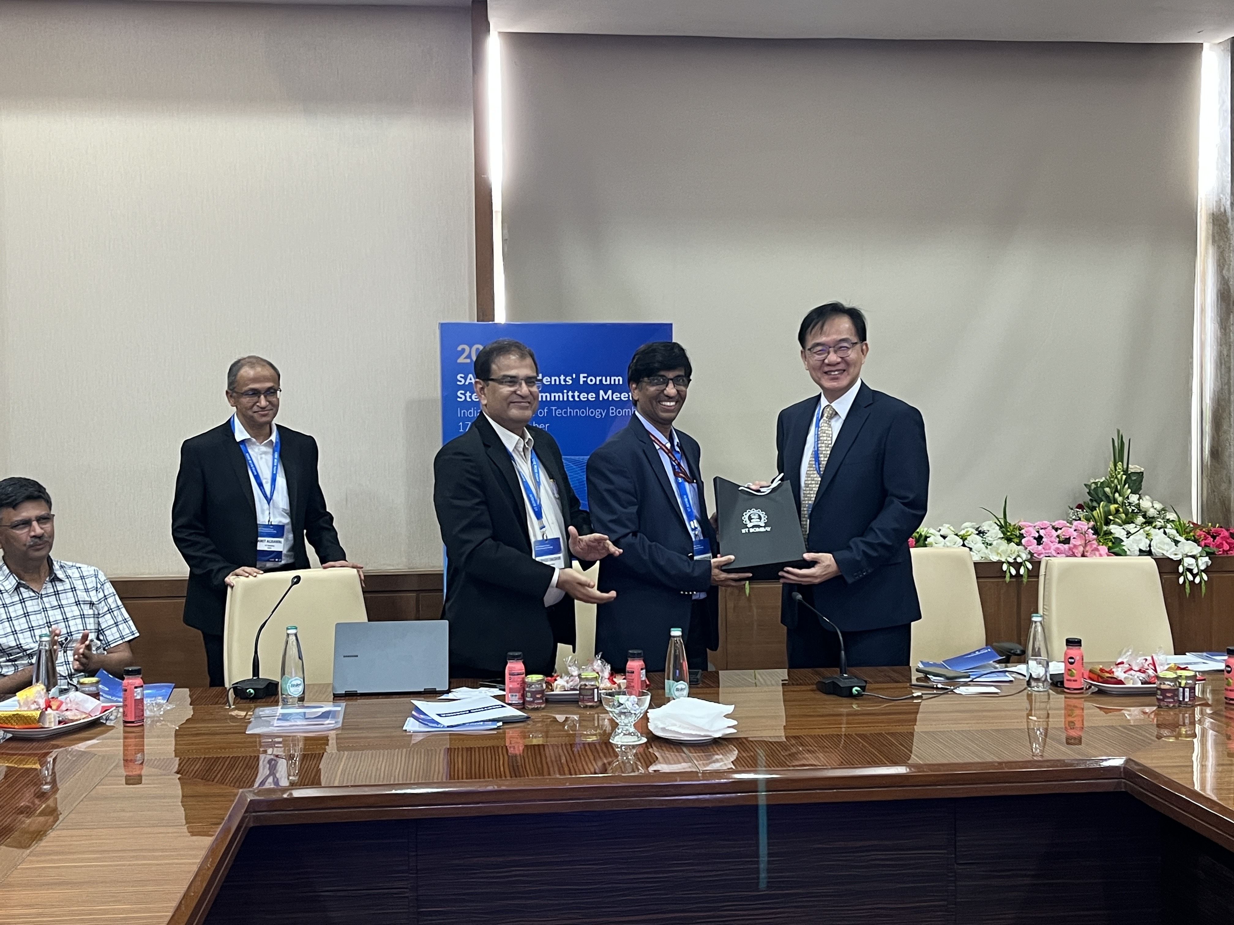 左起 印度理工學院孟買分校校長Subhasis Chaudhuri、印度政府科技部秘書Abhay Karandikar、陳鴻震副校長兼國際長