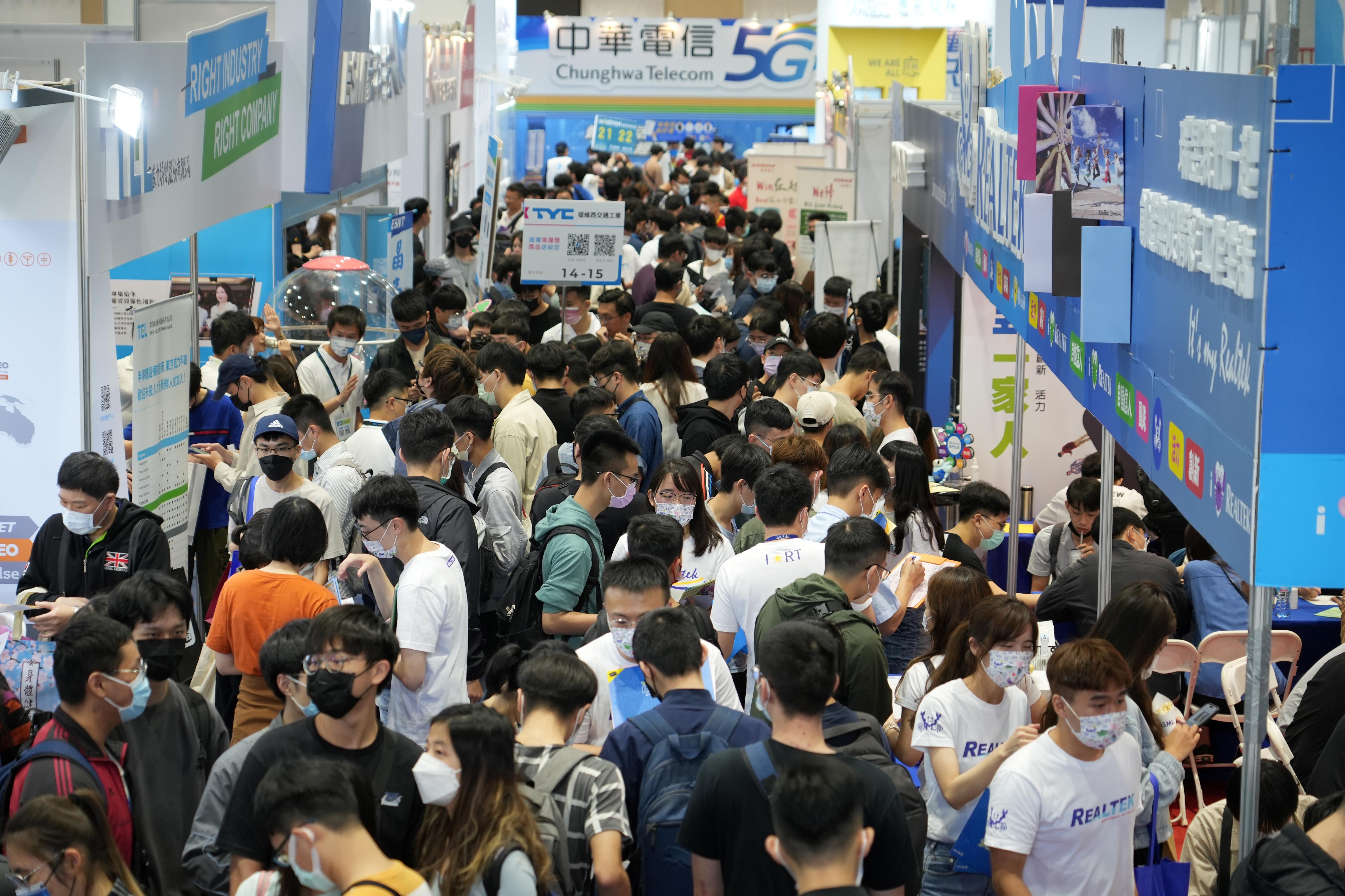 2024南區就業博覽會3月10日將在成功大學光復校區中正堂、雲平大道、學生活動中心前廣場、雲平大樓西側廣場(近榕園)進行現場徵才活動 (成大新聞中心資料照)