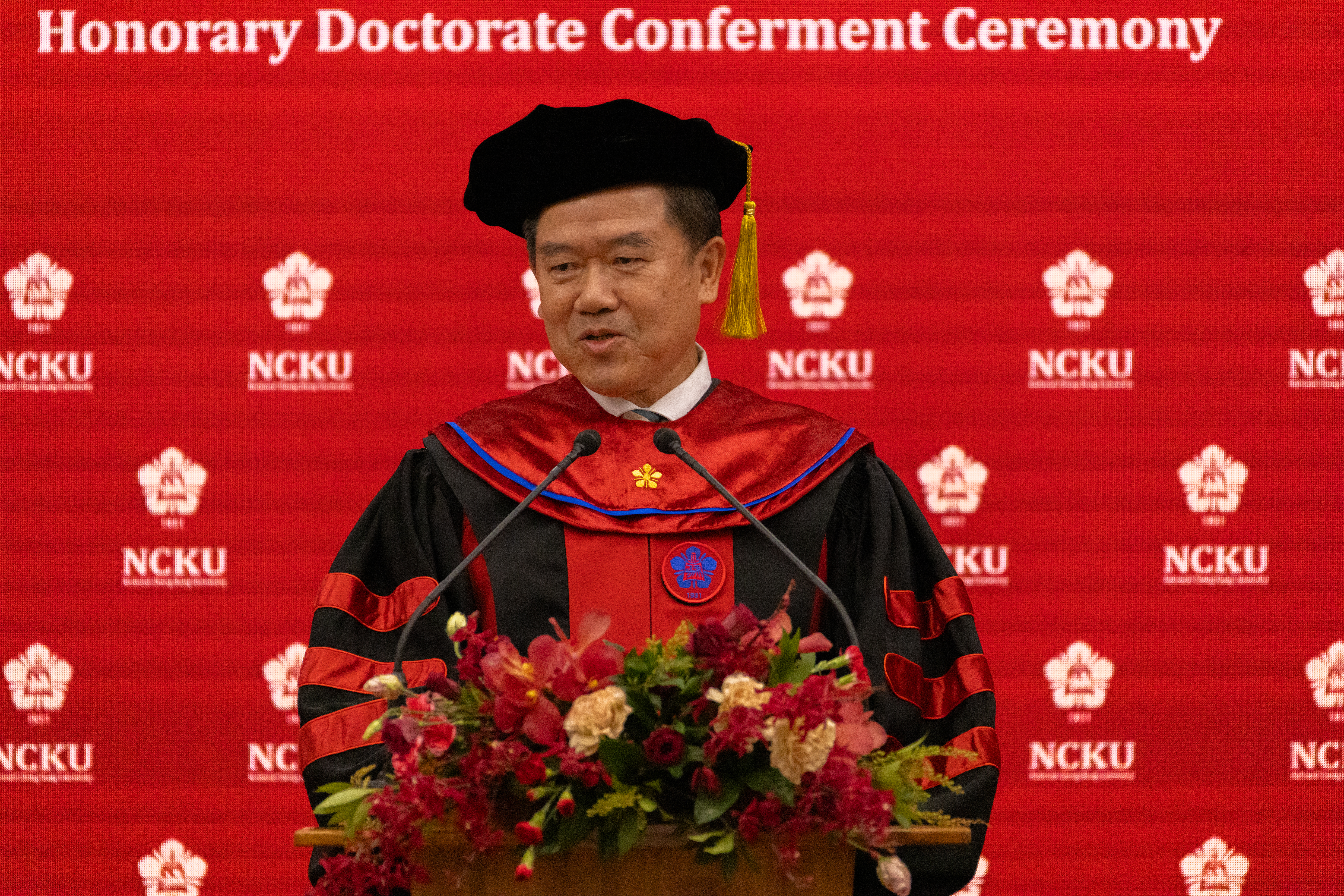 成大傑出校友陳其宏認為獲頒母校名譽博士是項殊榮,並以自己的奮鬥歷程鼓勵學弟妹不要怕辛苦,在學校打好學習基礎,「凡意志力所到之處,必能找到一條路走」,未來前途無量