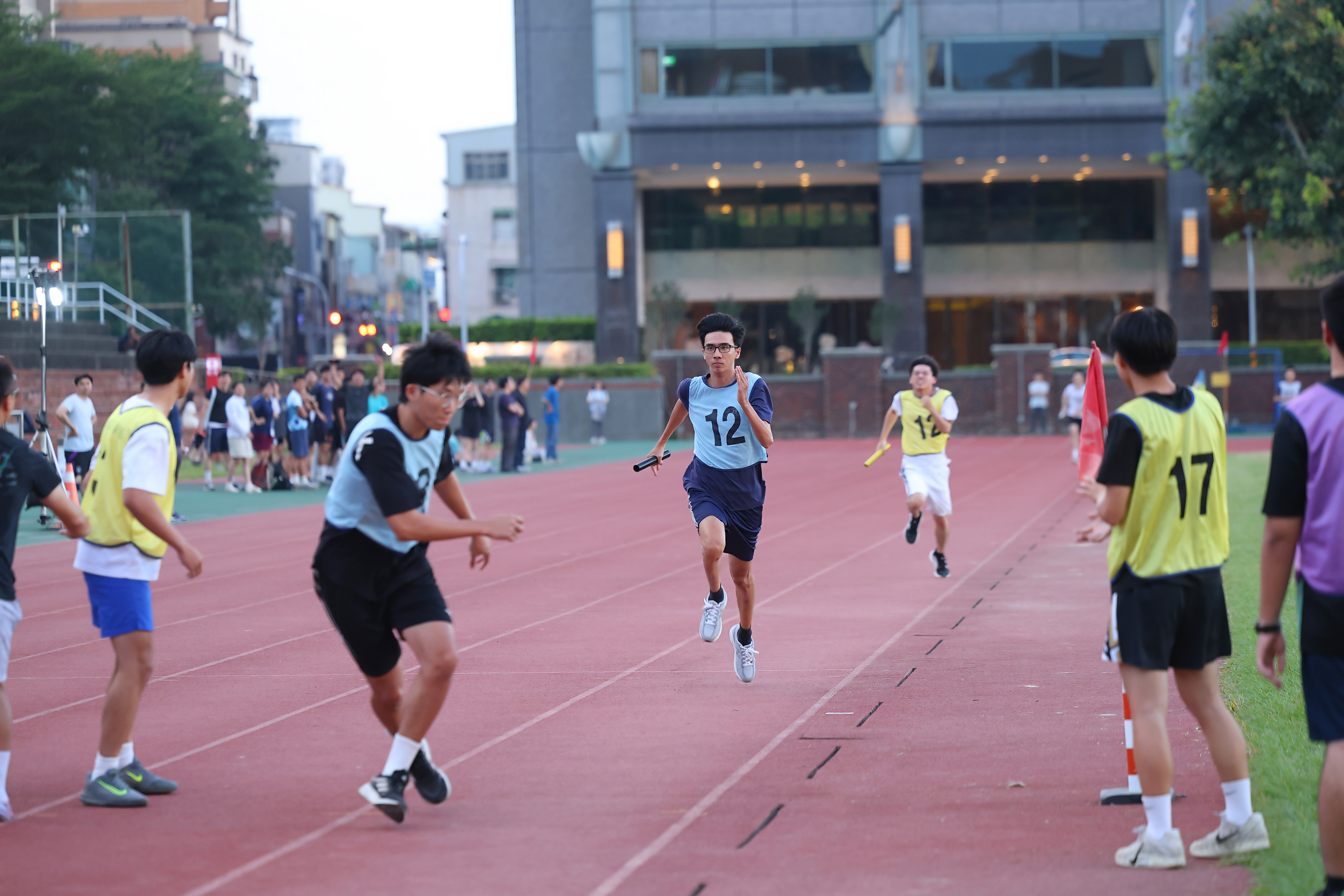 每一位跑者在傳接棒間拚盡全力、堅持到終點