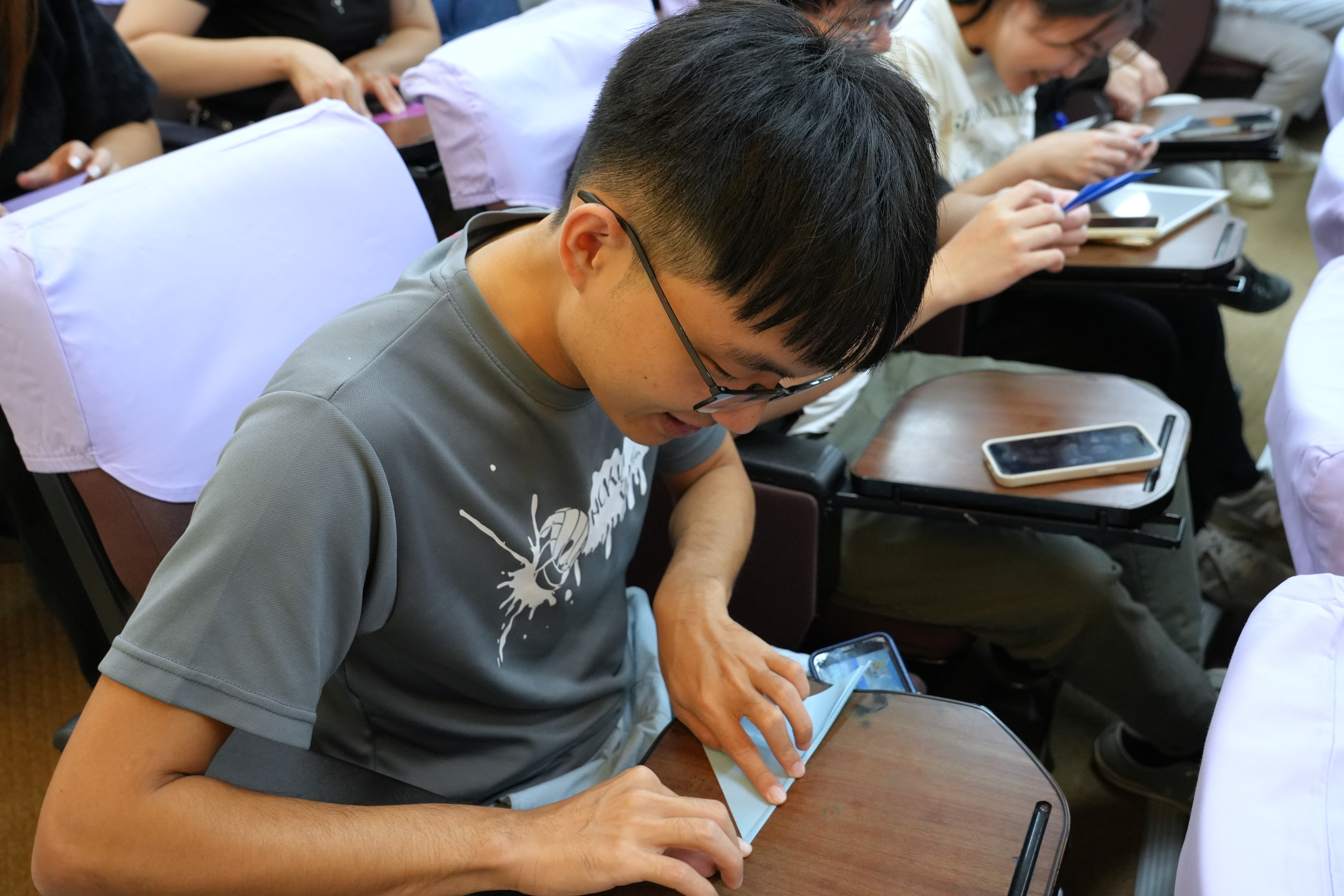演講之餘，洪上程院士還親自帶領大家用正方形色紙逐步摺出成大校園常見的菩提葉，樂趣無窮