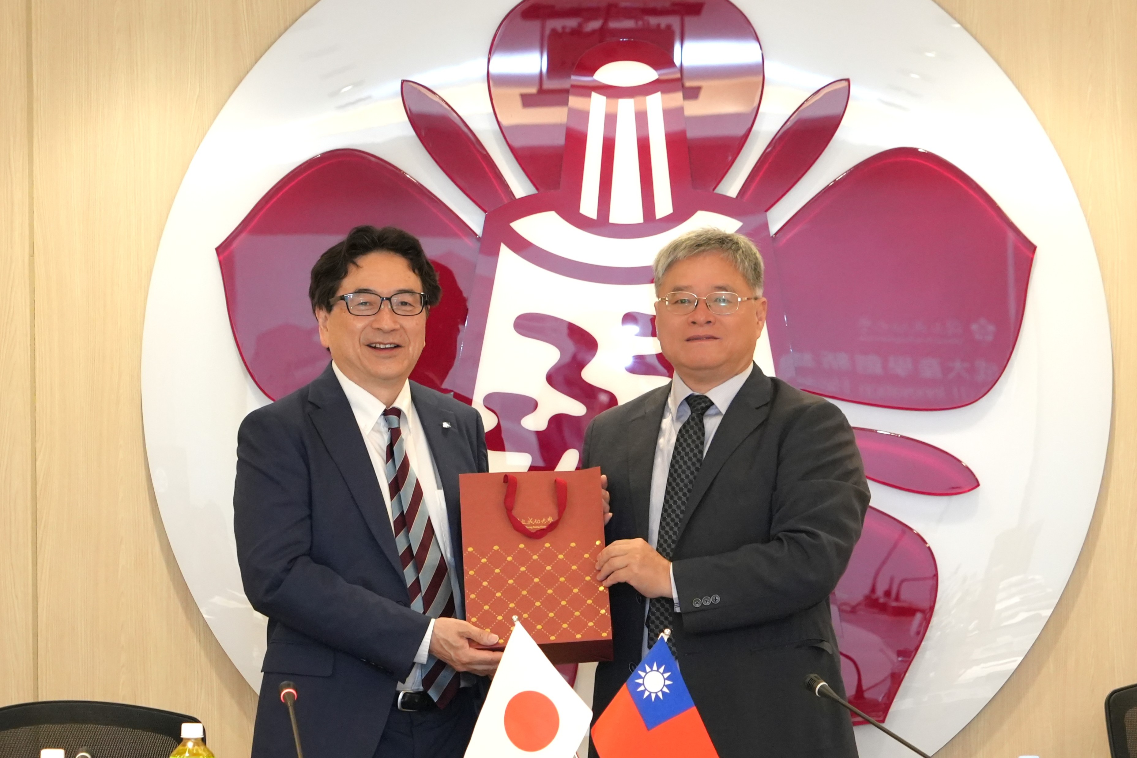 成大李永春副校長致贈禮品予東京科大產官學長大嶋洋一