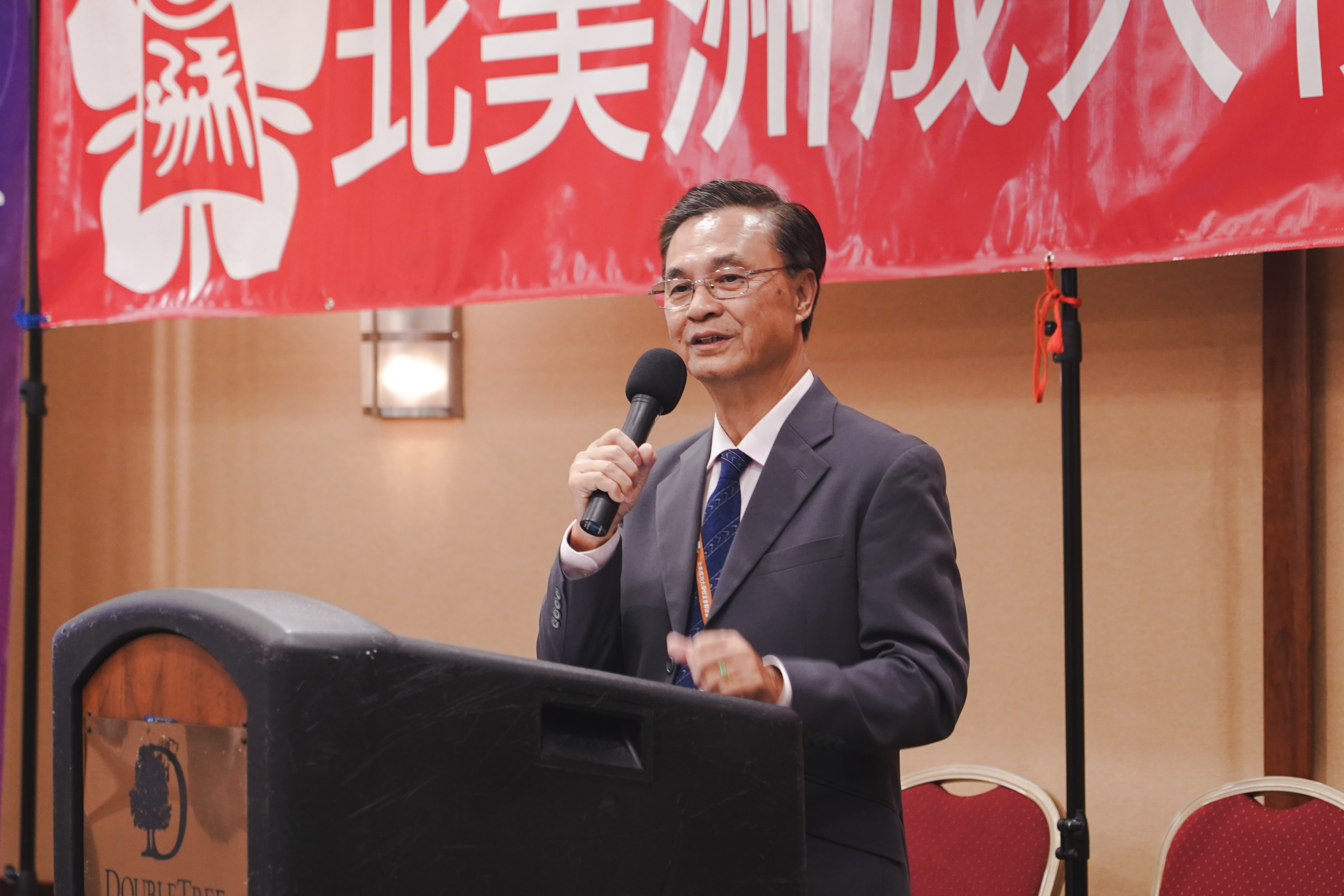 北美成大校友聯合會周君鐸會長表示面對前輩種下樹苗,後輩要發揚光大,創造未來