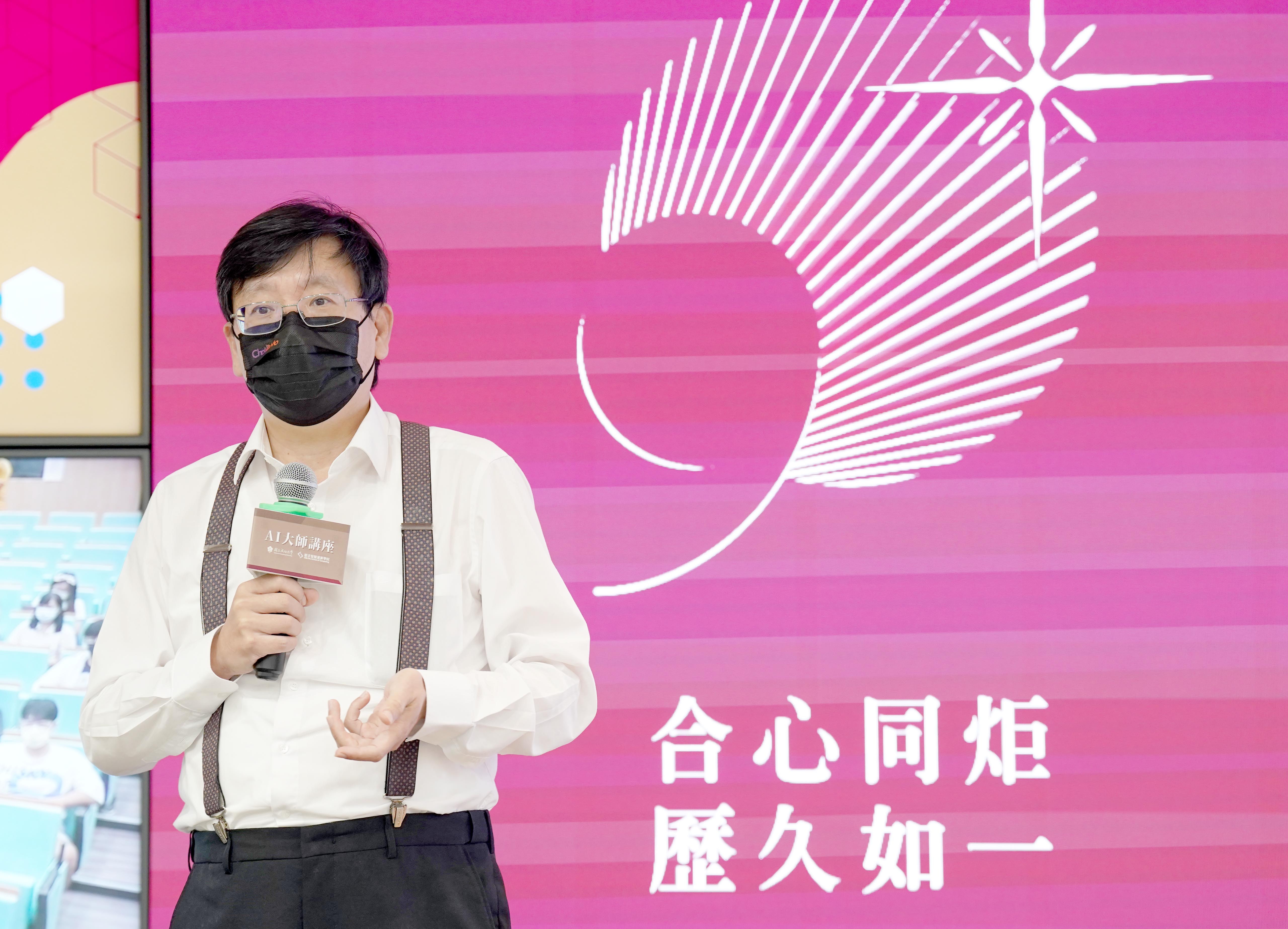 ABIoT 大師林一平今(30)日在成大演講,介紹成大敏求智慧運算學院新平台「MiinStore」