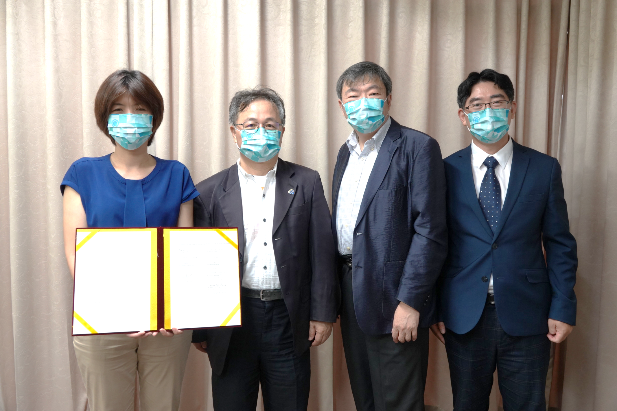 由左至右(成大國際長王筱雯、工學院長詹錢登、前瞻醫療器材科技中心主任張志涵以及醫工系主任邱文泰)