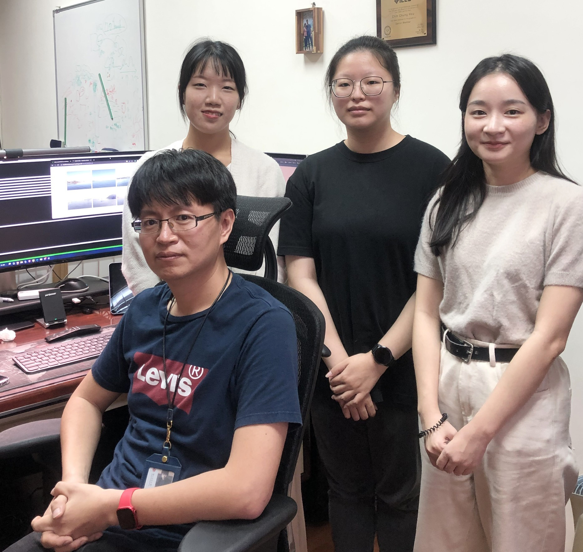 成大數據所許志仲助理教授帶領數據所兼任研究助理張渝安、侯秀瑜兩位同學及清大電機楊舒晴(共同指導專題生)