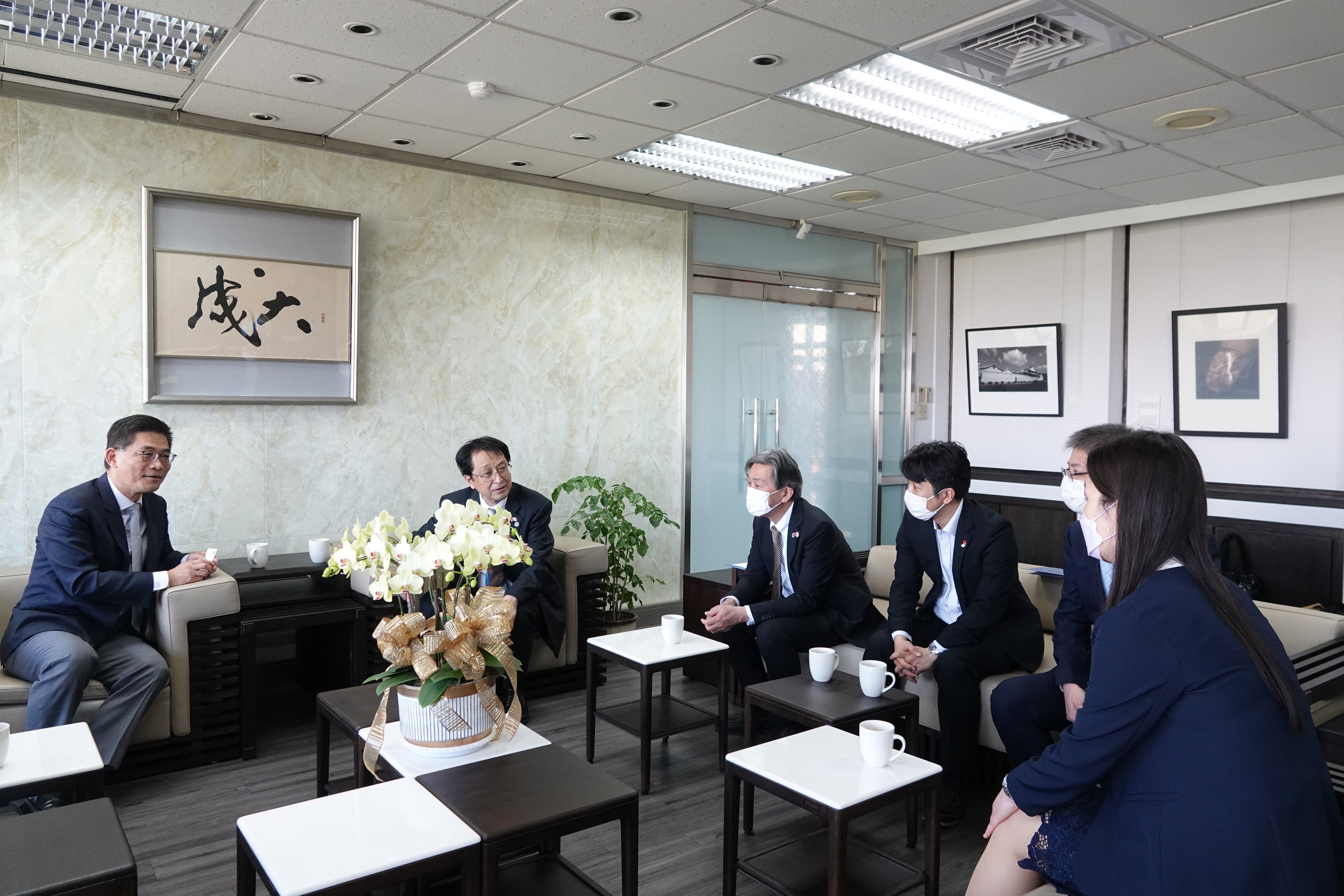 NCKU President Meng-Ru Shen (the left first) and the faculty members of UT discussed the status of development and coming collaborations and plans.