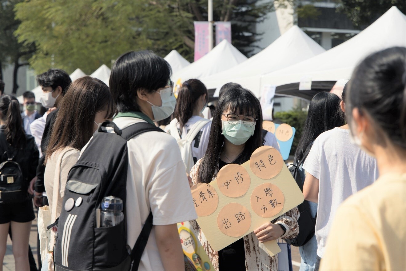 成大單車節活動共有超過40個學系攤位，由學長姐面對面講解學系資訊