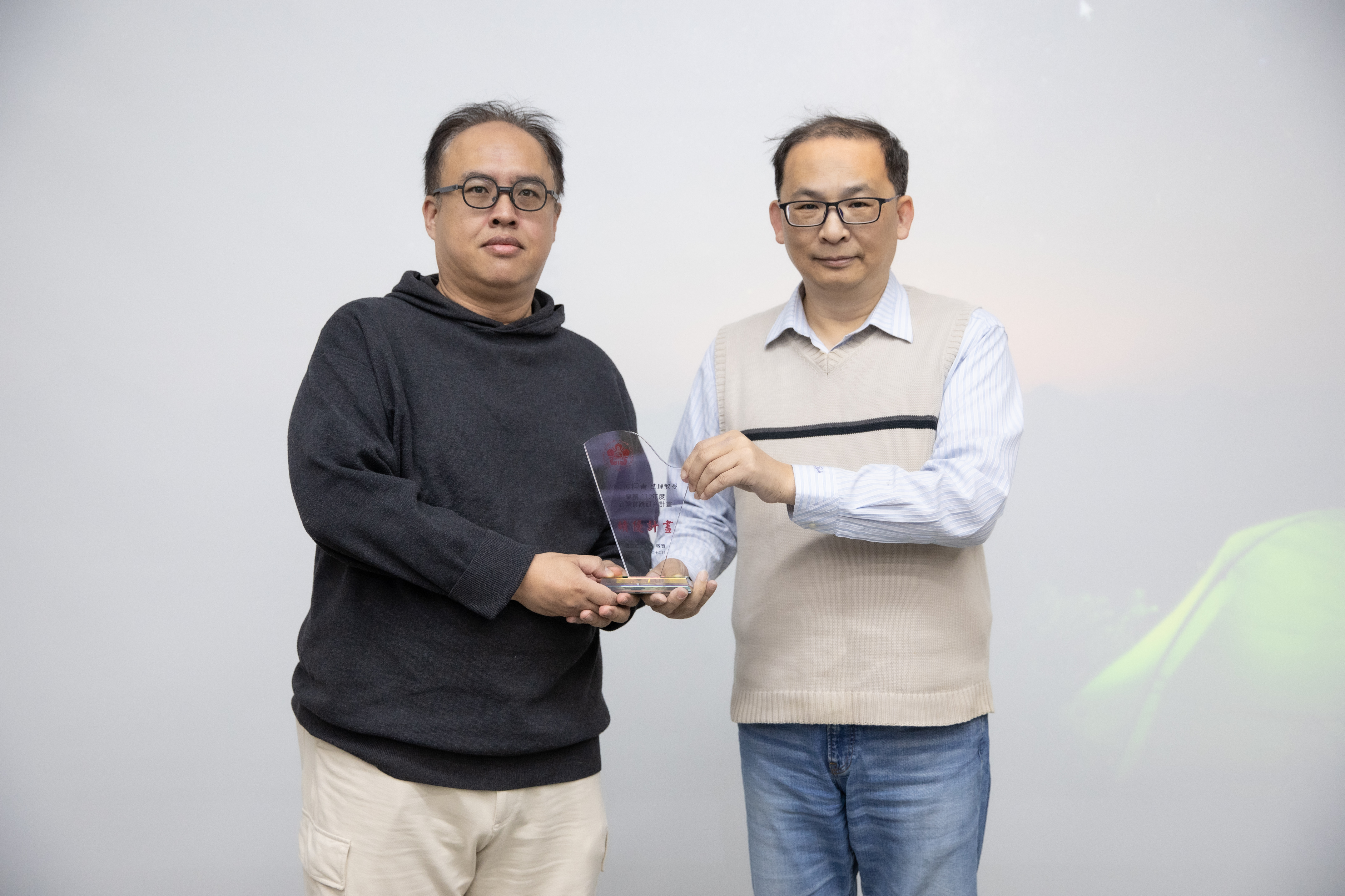 沈聖智教務長(右)頒獎表揚不分系黃仲菁助理教授(左)。