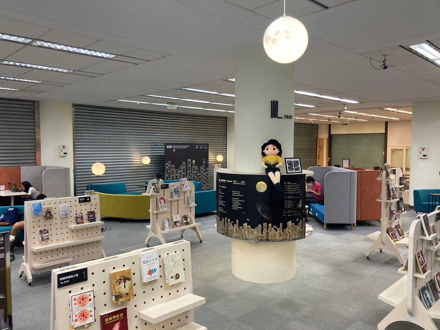 國立成功大學92週年校慶在即，成大圖書館「角落閱光，愛正發聲」人權議題主題書展，即日起至12月5日在成功校區總圖書館1樓 LibRE 理泊區開展
