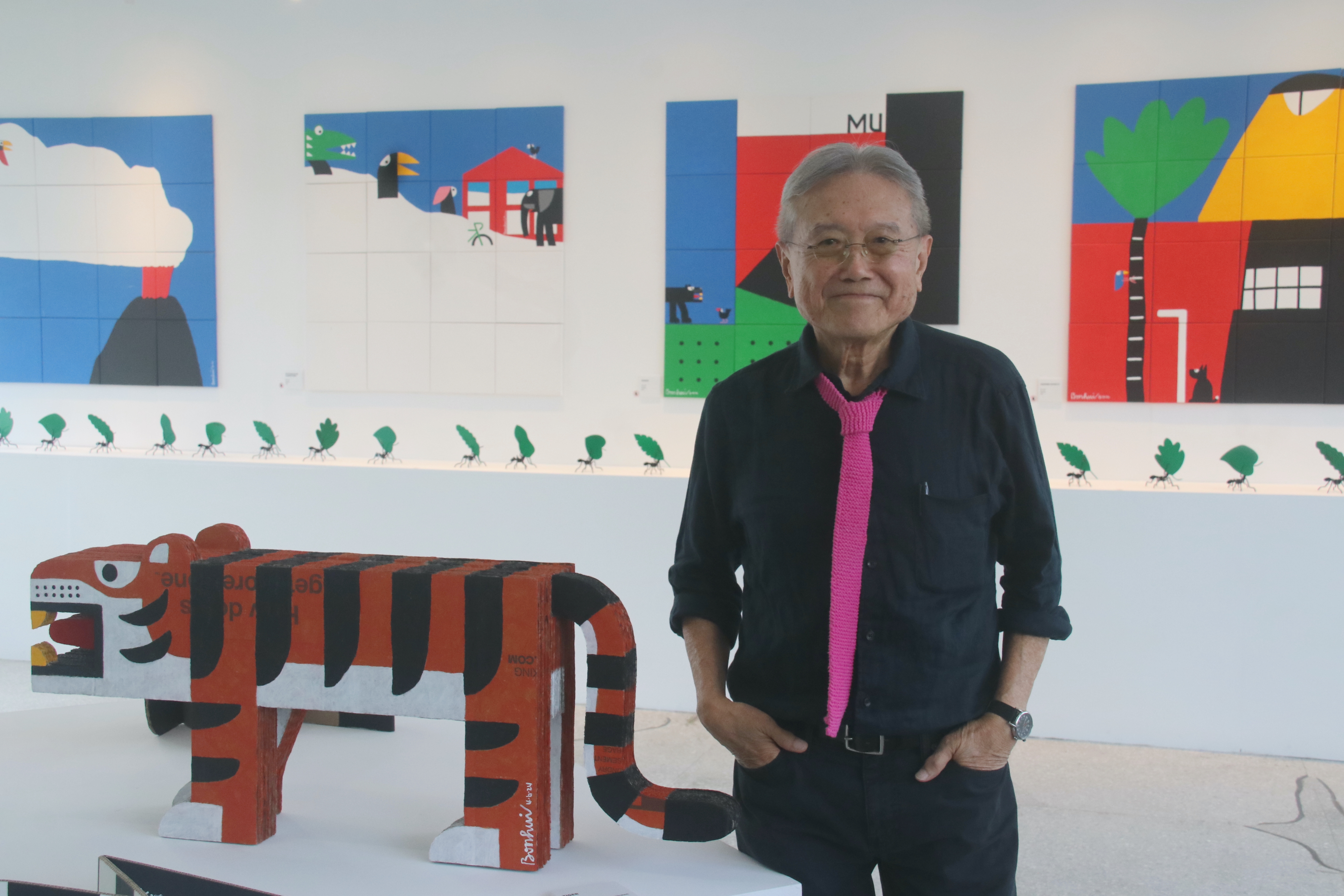 83歲高齡的黃文暉藝術家，為成功大學1964年畢業校友，這次個展展出140多件作品