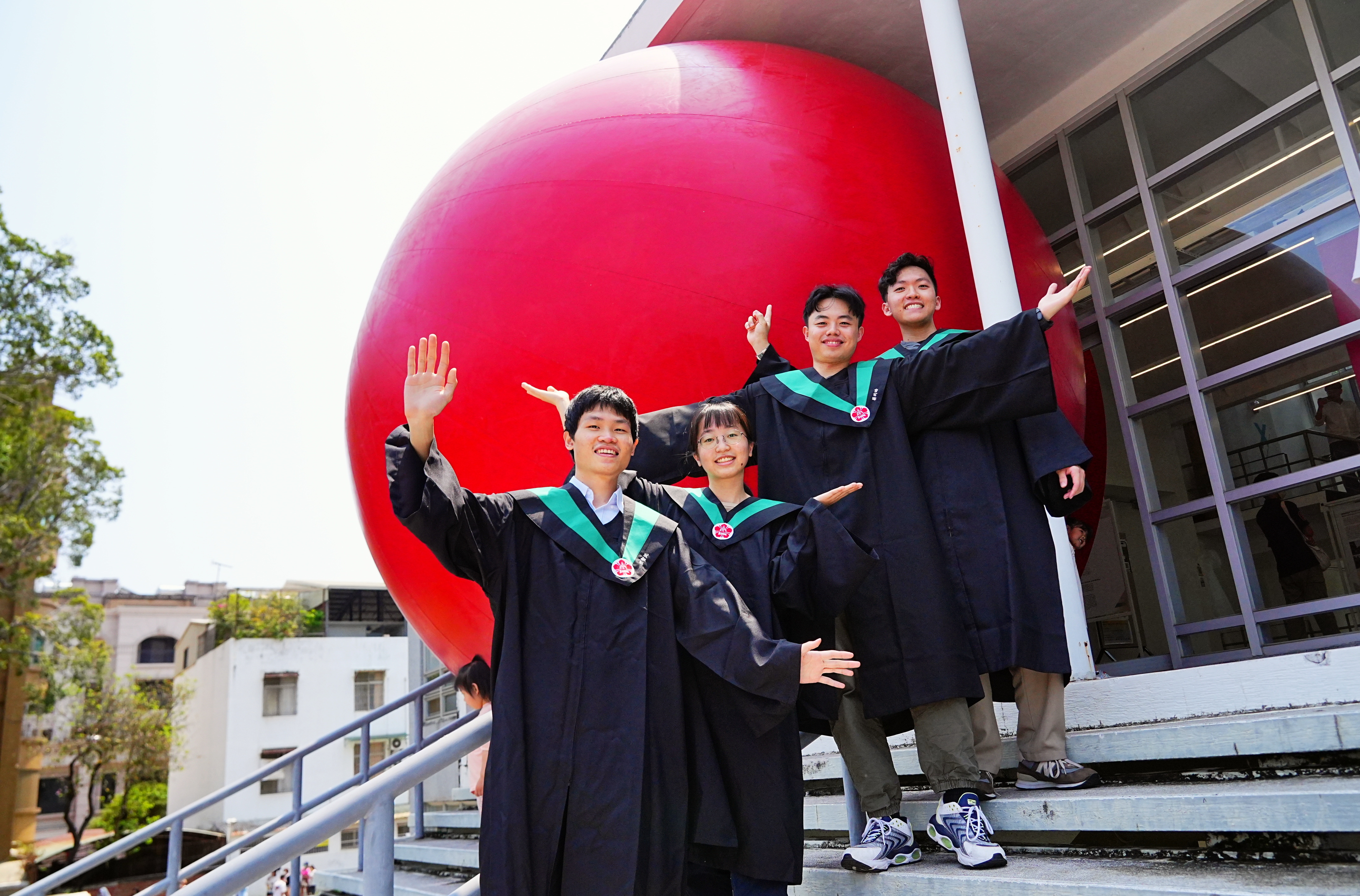 「紅球臺南」第 4 站今（1）日來到國立成功大學，成大應屆畢業生身穿畢業服一起留下 2024 年專屬的畢業紀錄