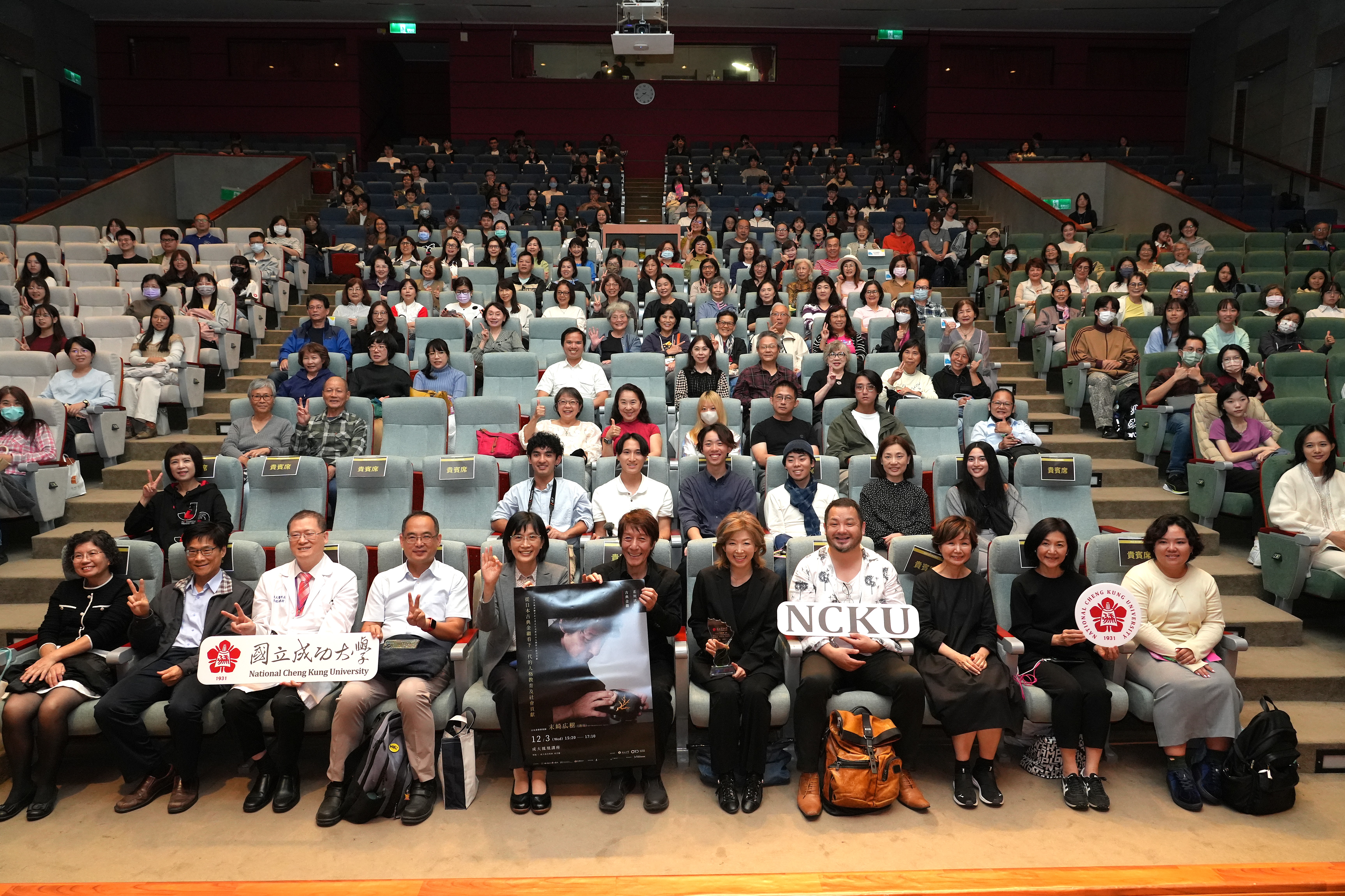 演講現場,除了校內各學院師生出席踴躍,也有特地自臺北南下慕名而來的聽眾,更可見專程從日本包機來臺的粉絲捧場