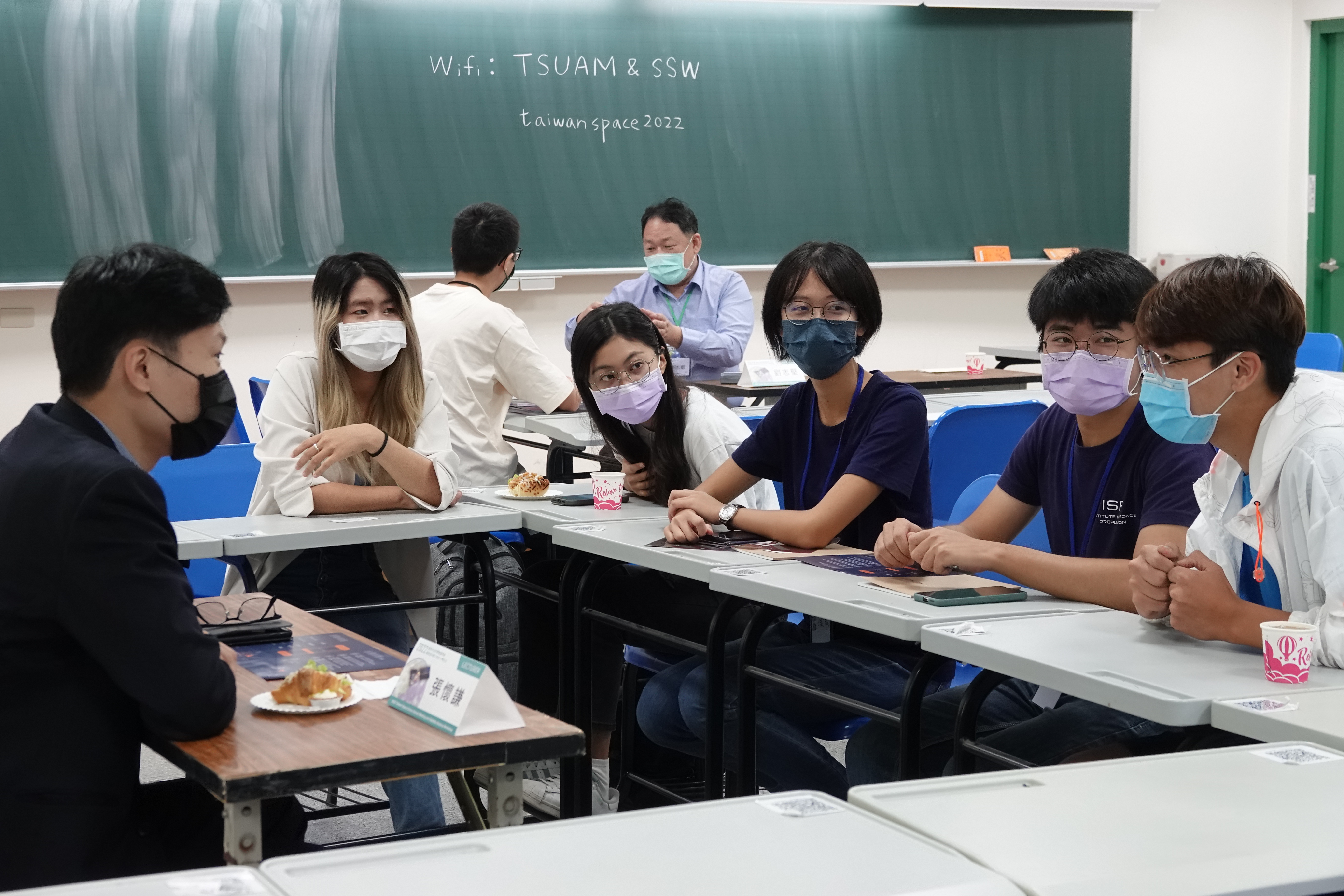 桌邊交流讓學生可以直接向業師提問