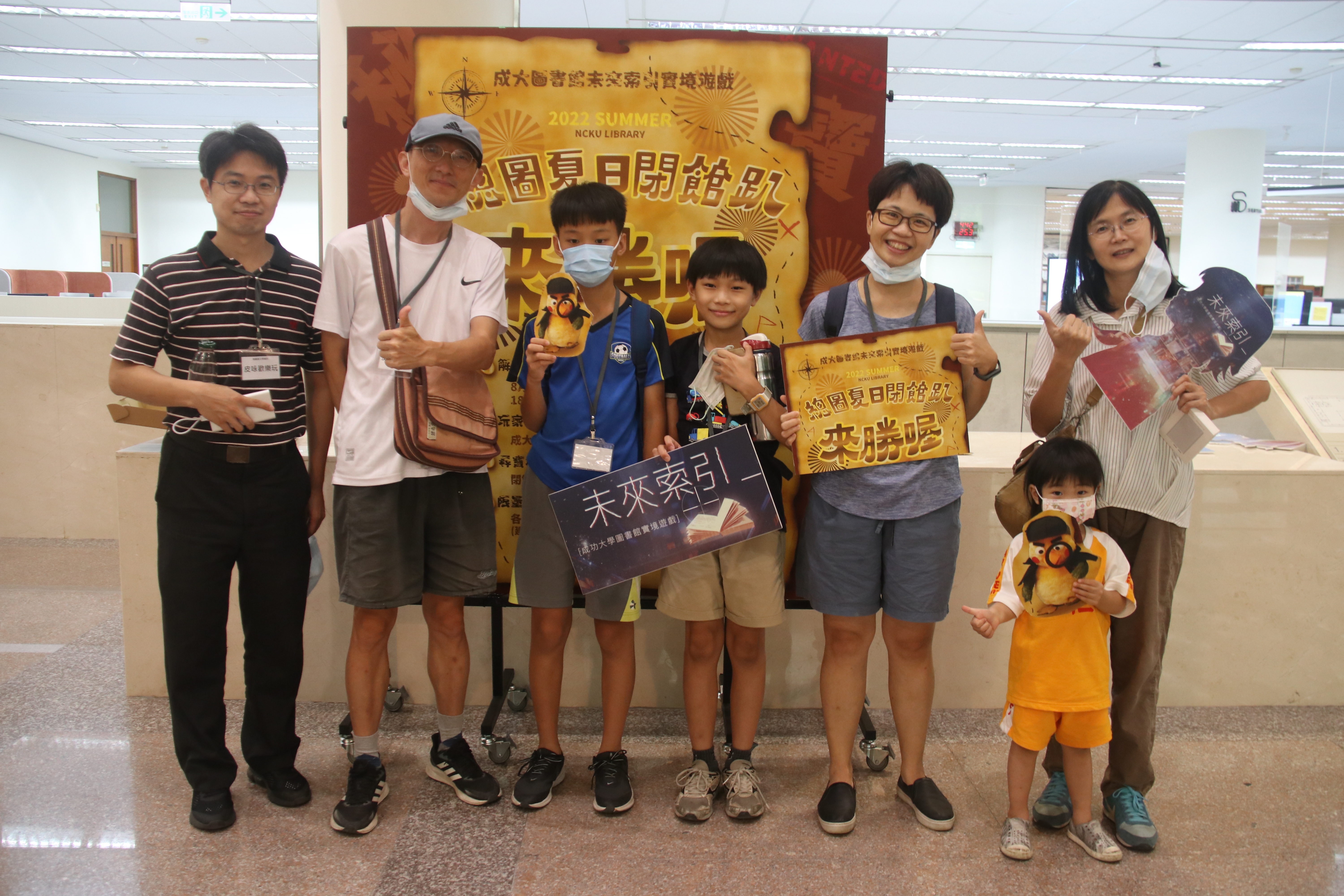政治系洪綾君老師(右二)帶著兩位就讀國小的孩子,和同事組成6人的隊伍「皮咏歡樂玩