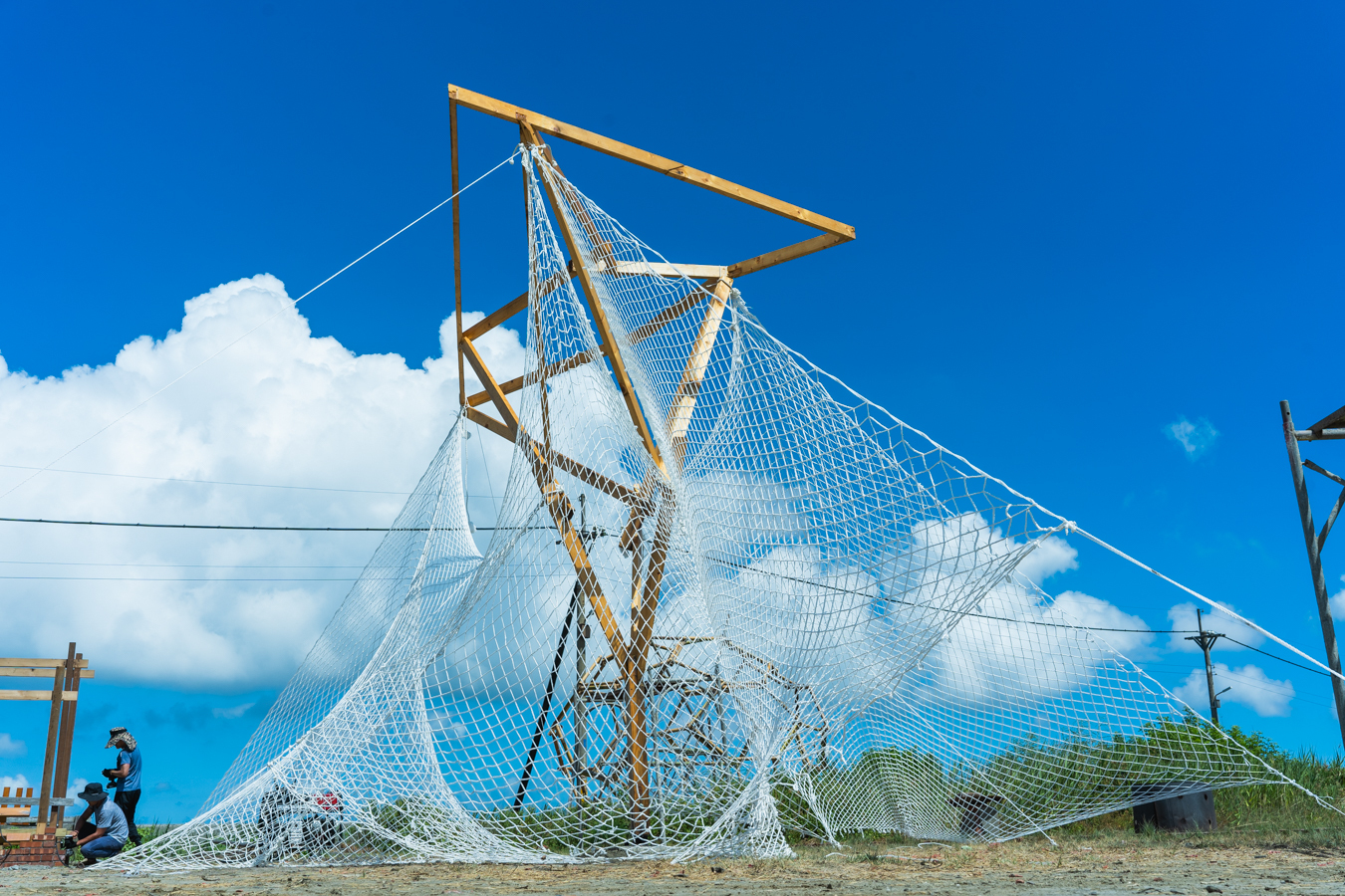 成大建築系師生以特殊的木構法在雲林成龍溼地社區搭建木作涼亭