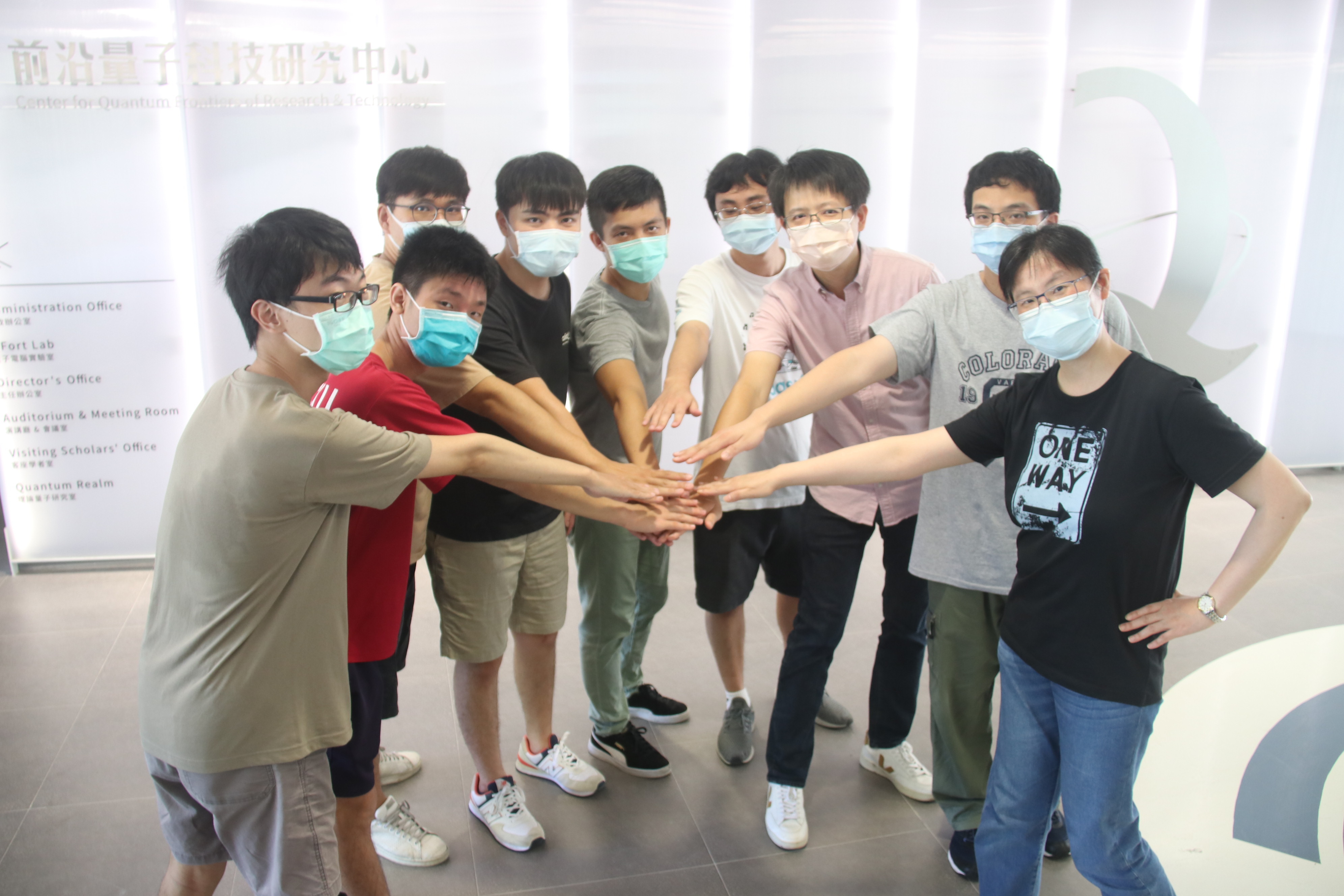 成大物理系張景皓副教授鼓勵物理系學生共同參與研究。