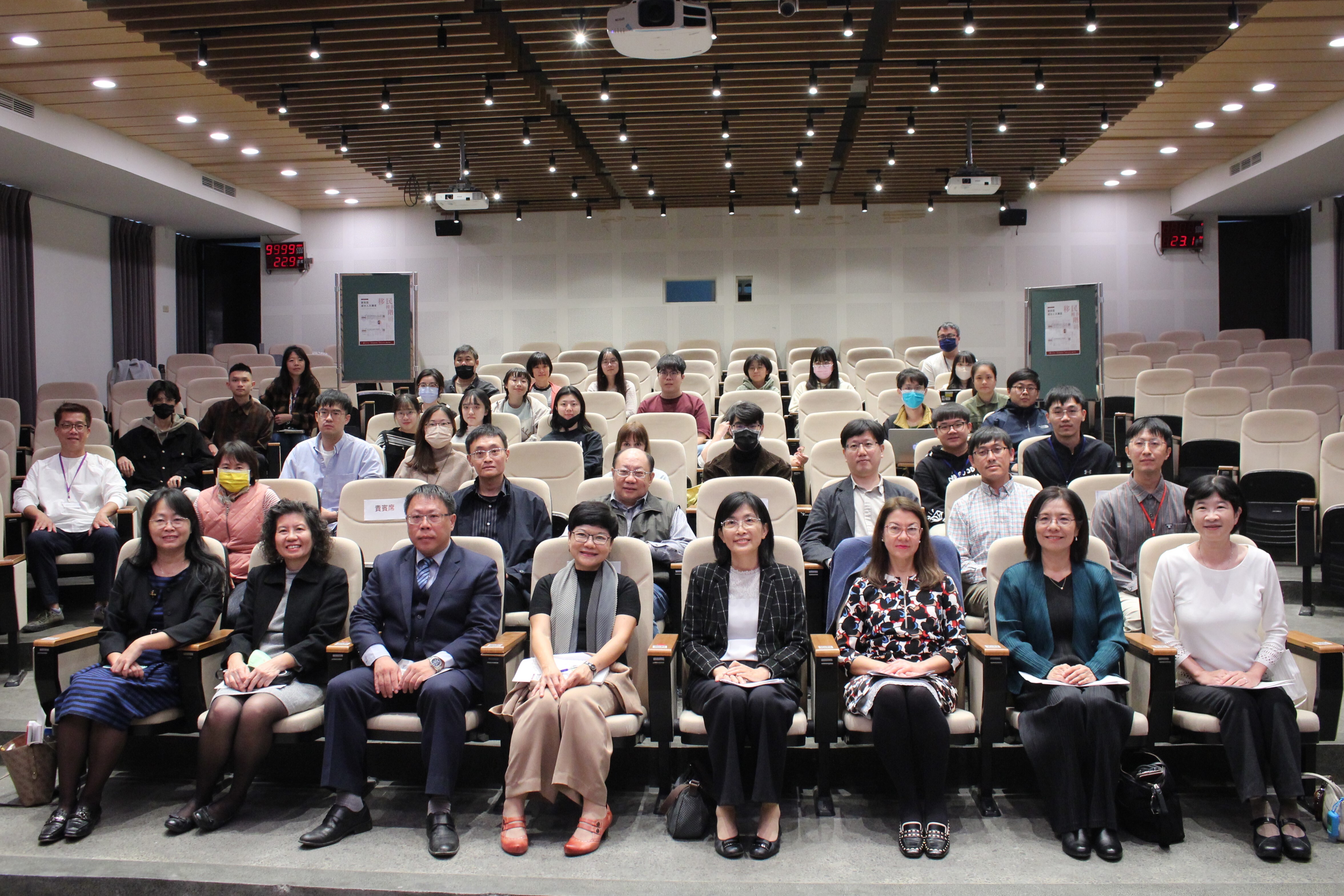 「成功人文講座」是成大文學院一年一度的重要學術盛會,希望帶給師生跨領域的討論。12月18日開幕式現場,文學院歷史系、外文系、中文系、台文系、藝研所多位教師皆出席與會