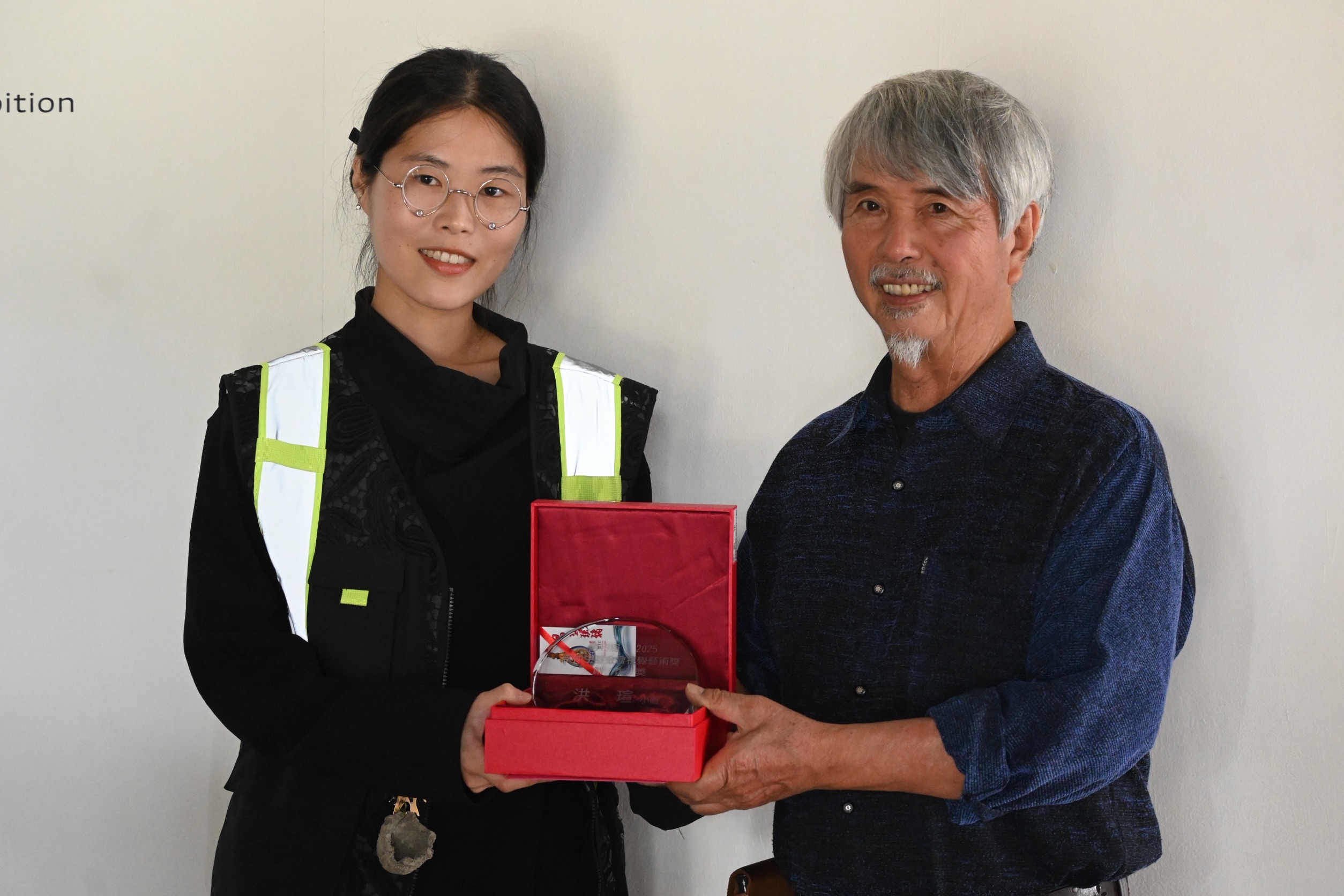 圖一畢業於國立台北藝大美術系的藝術家洪瑄,感念李仲生老師傑出的創作給予藝術界的啟發
