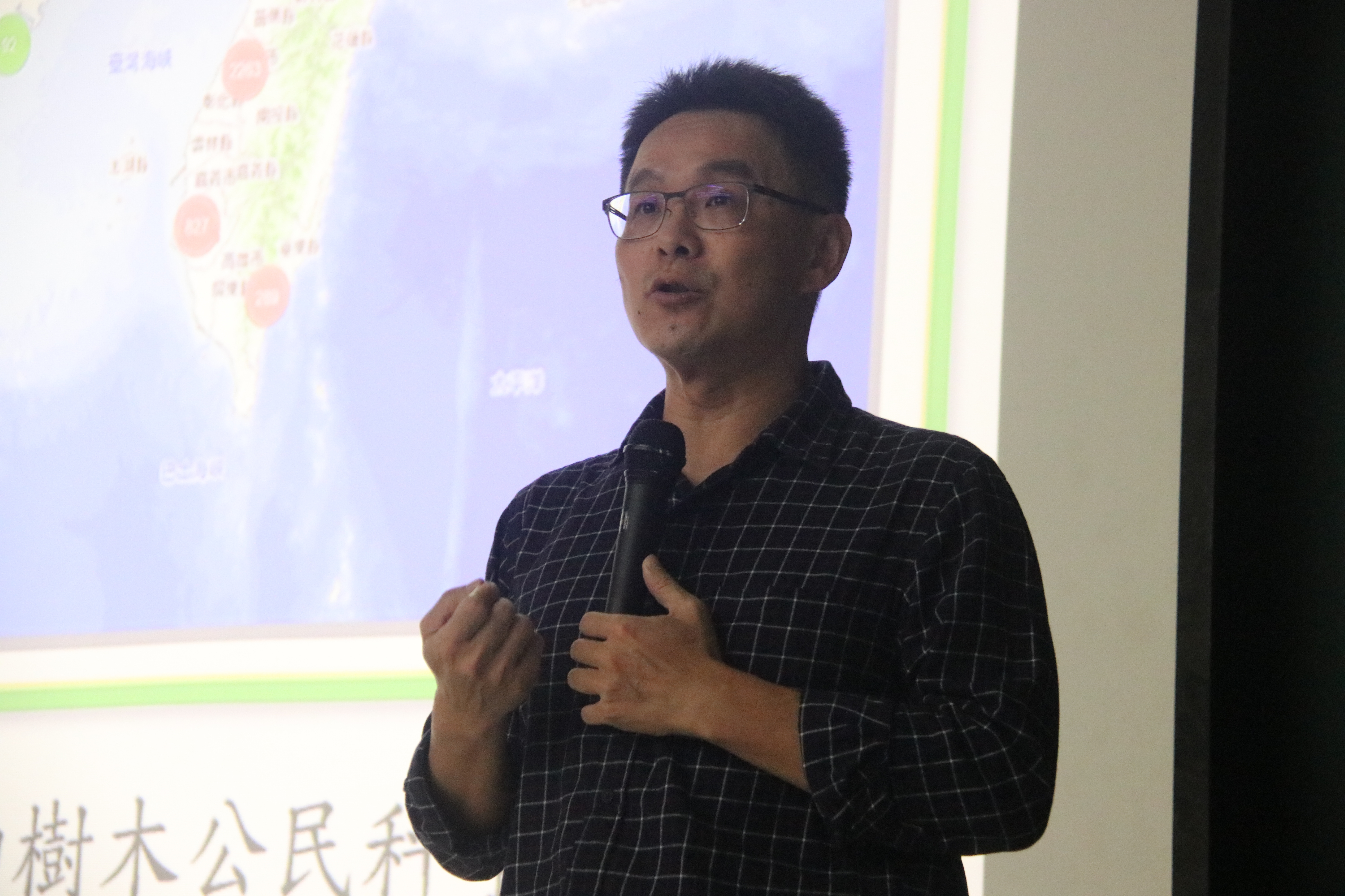 智紳數位文化事業有限公司技術總監張智傑分享,創立「老樹報報、抱抱老樹」的心路歷程