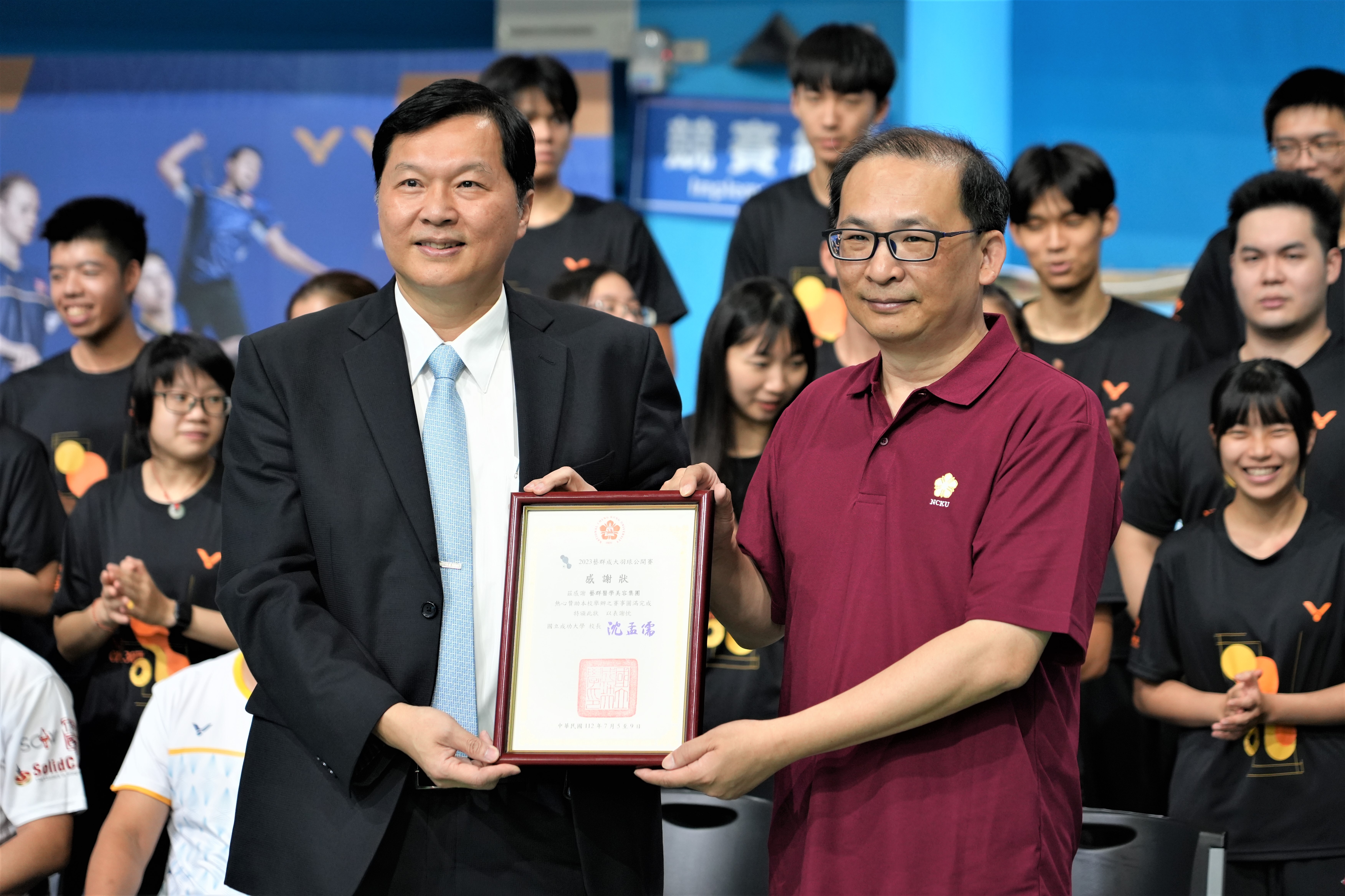 成功大學教務長沈聖智(左)向賽會冠名廠商藝群醫美股份有限公司董事長王正坤(右)致贈感謝狀