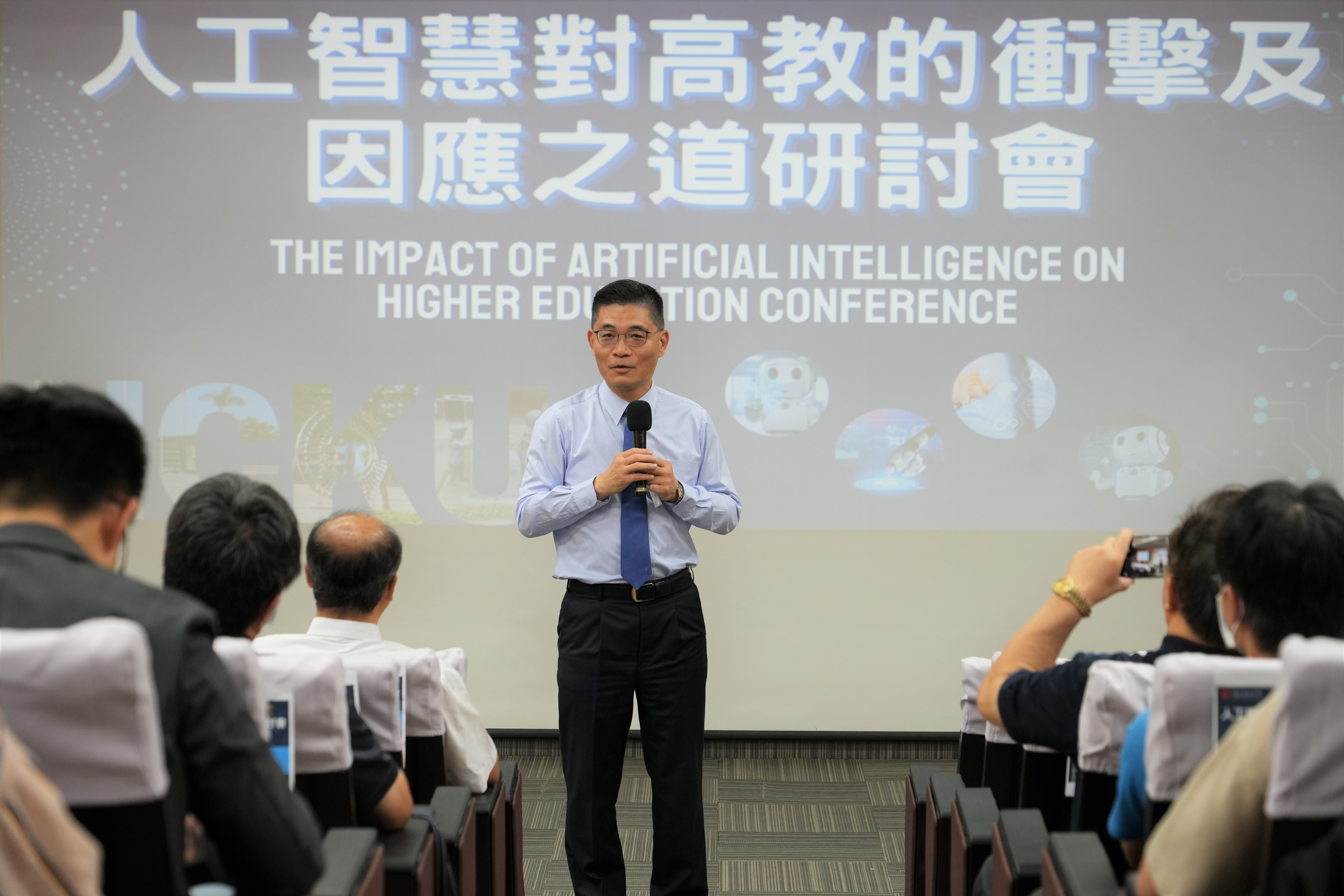 成大校長沈孟儒在「人工智慧對高教的衝擊及因應之道研討會」開幕致詞時以過去擔任成大醫院院長的經驗,期勉大家因應當前人工智慧浪潮,可以「面對它、接受它、學習它、使用它」