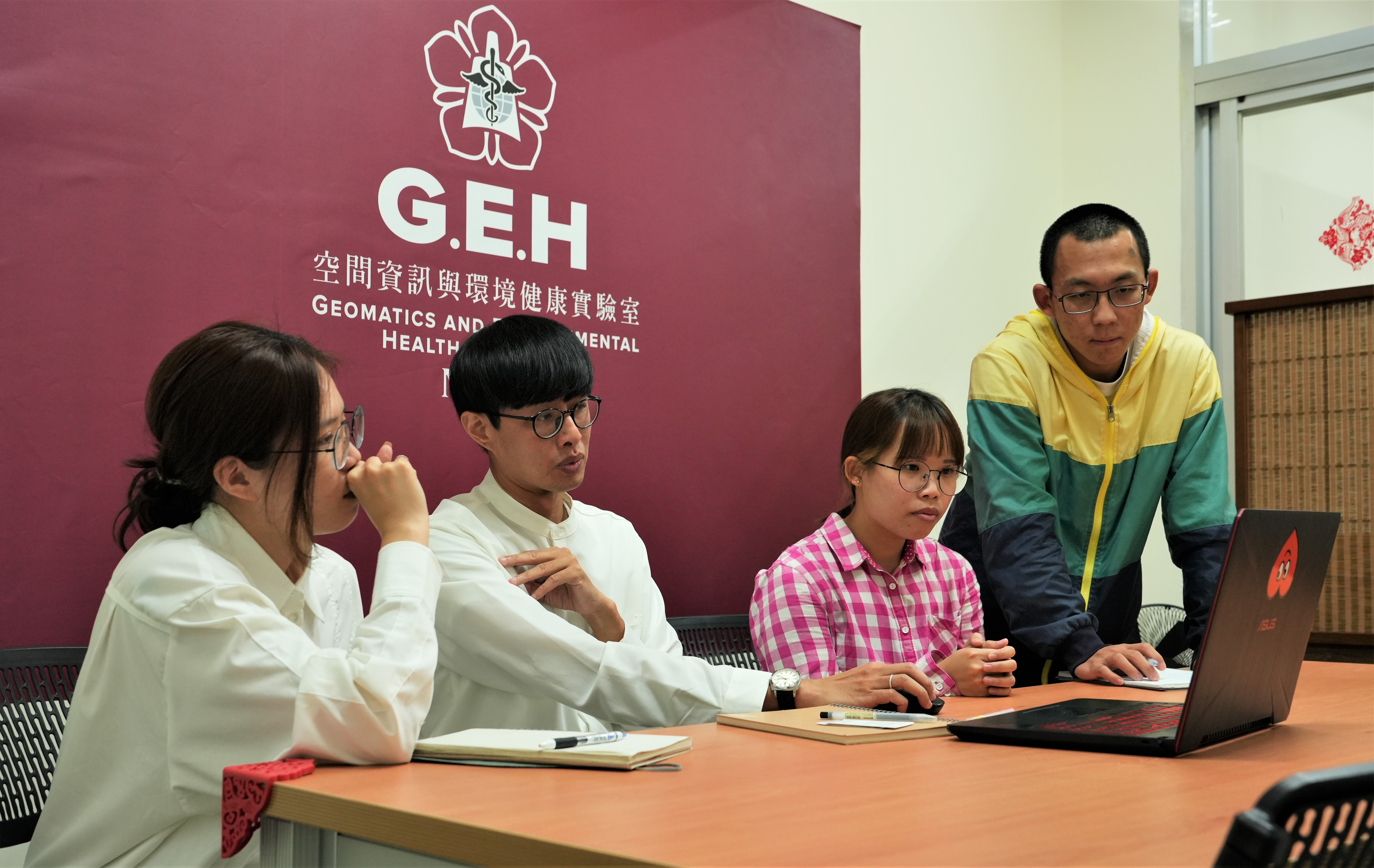 國立成功大學測量及空間資訊學系吳治達副教授團隊,透過「集成混合空間推估模型」解開臭氧謎題