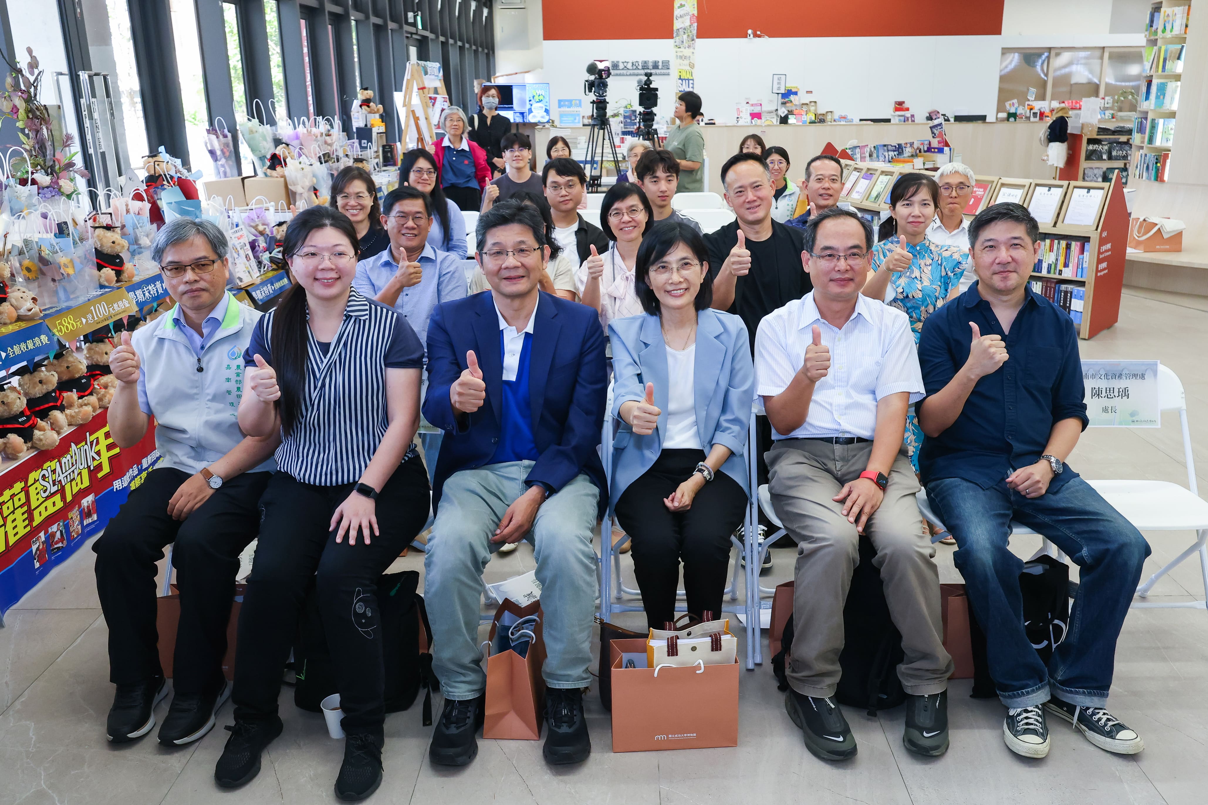  Faculty members, students, and distinguished guests from various industries attended the exhibition’s opening ceremony.