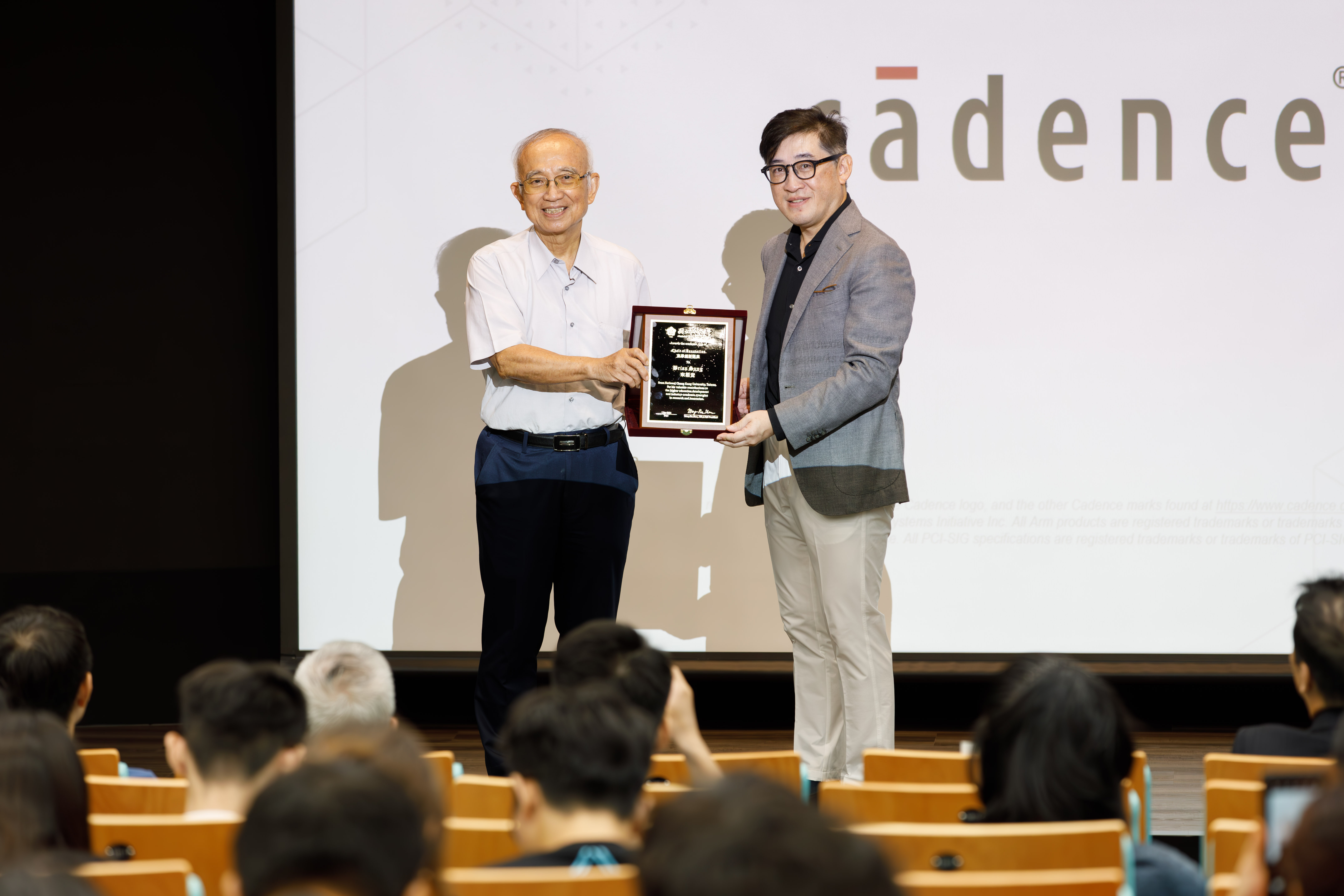 成大半導體學院院長蘇炎坤(左)表示,EDA 工具在半導體領域非常重要;相信本次演講對先進製程、先進封裝領域的學生都有很大的幫助