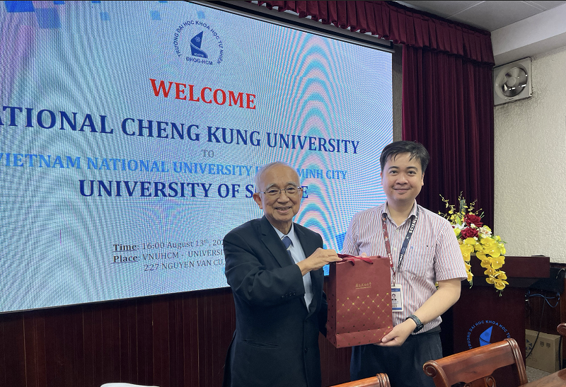胡志明市國家大學之自然科學大學副校長ASSOC.PROF. TRẦN MINH TRIẾT支持與成大合作,該校選送優秀學生參加2024年之成大半導體暑期學校。