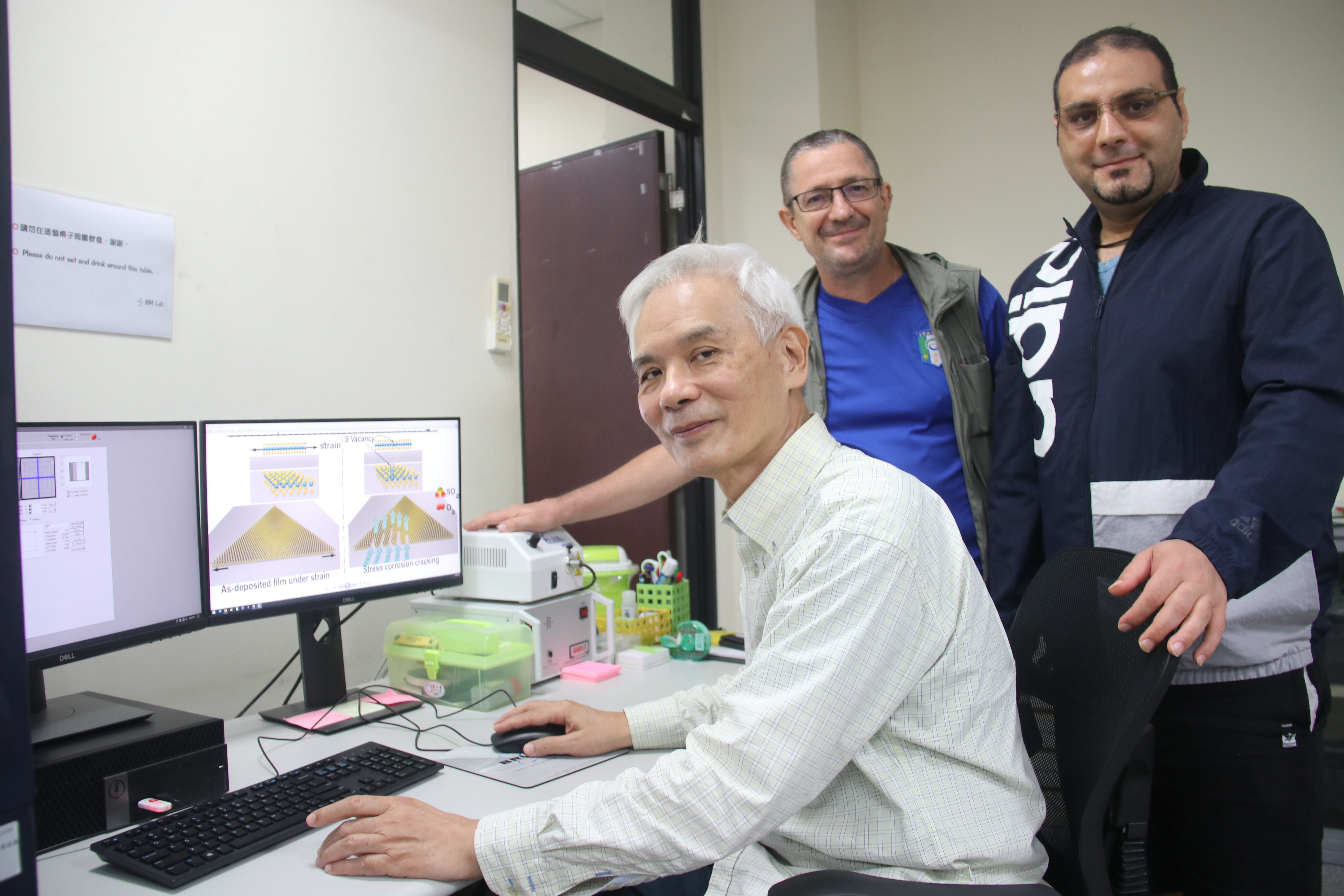 國立成功大學生物醫學工程學系鄭友仁講座教授(中)找出植物性潤滑油配方
